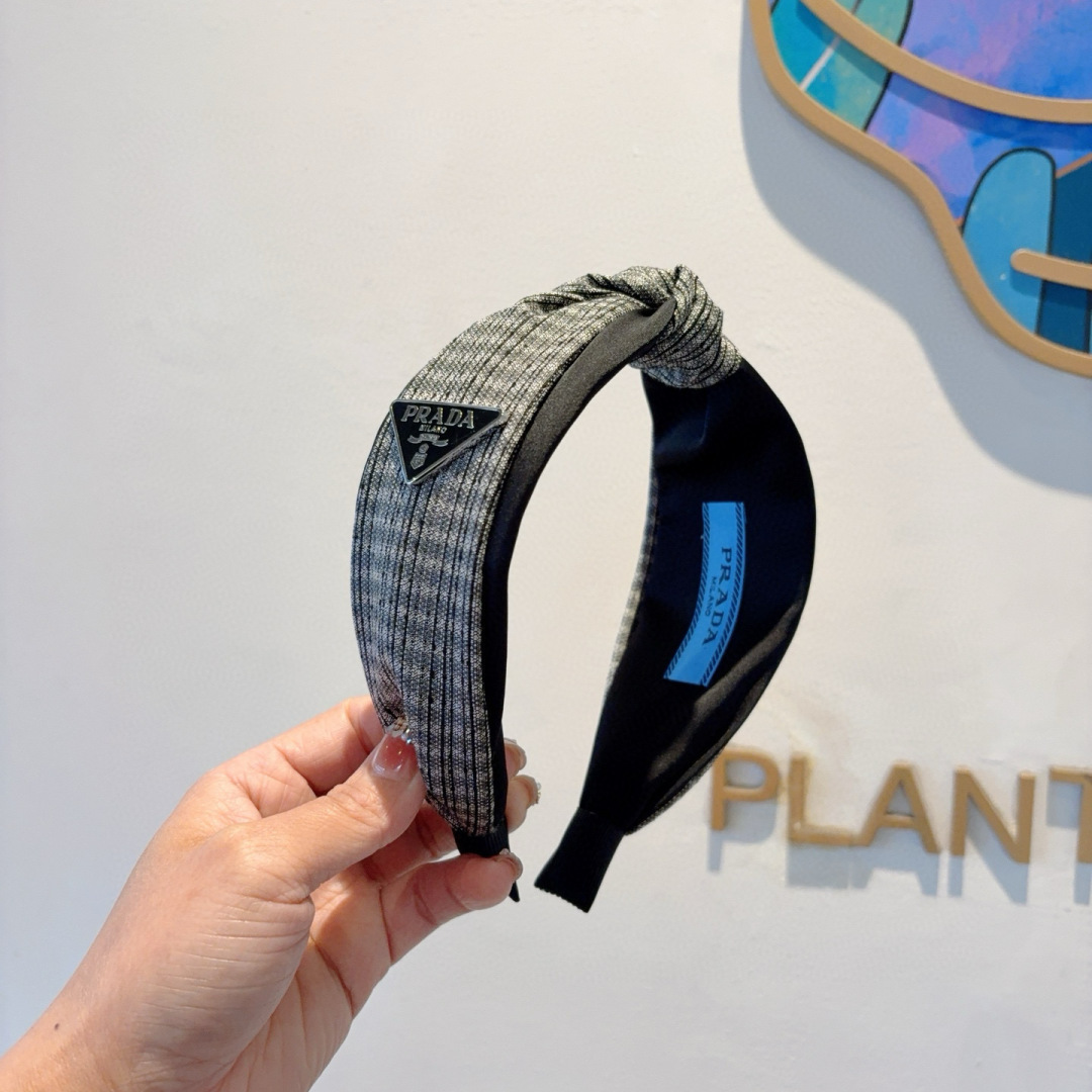 NO:366609,Packaging PRADA (Prada) New trendy triangle hairband. A must-have item for temperament goddesses. Very versatile and fashionable. Wear it full of tall and tall. Hairpins, hairpins, prada, prada, hairpins19860909配包装 PRADA（普拉达） 新款潮流三角标发箍.气质女神必备单品.非常百搭,时尚潮流, 戴上它满满的高大上.发夹,发夹,prada,prada,hairpins,accessory