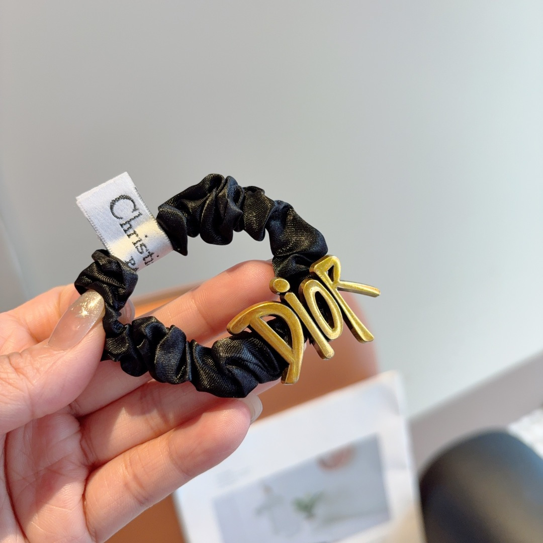 NO:366614,Packaging (single) Dior New style hair rings, exquisite intestinal ring rubber bands, comfortable and stress-free wearing, a must-have for styling!  Very fashionable and versatile!  hairpins, hairpins, dior, dior, hairpins19860909配包装（单个） Dior 迪奥 网红新款发圈,精致肠圈皮筋,佩戴舒适无压力,造型搭配必备！非常时尚百搭！发夹,发夹,dior,dior,hairpins,accessory