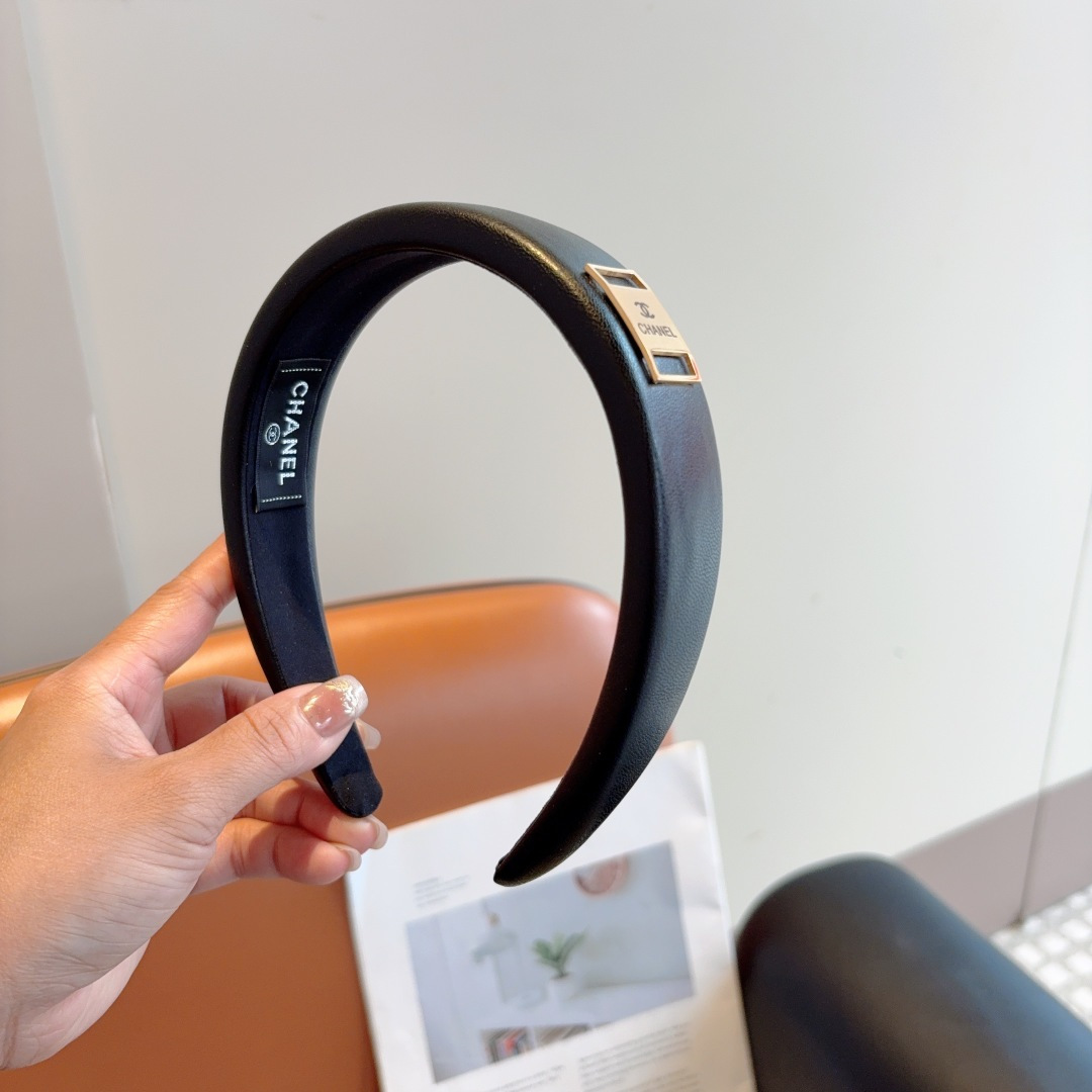 NO:366586,Packaging CHANEL Chanel's new Korean style sheepskin headband, fashionable headband, the latest model of internet celebrity is coming to be fashionable and versatile, and goddess must enter!  hairpins, hairpins, chanel, chanel, sheepskin, hairpins19860909配包装 CHANEL 香奈儿新款韩版羊皮发箍,时尚头箍,网红最新款来袭时尚百搭,女神必入！发夹,发夹,chanel,chanel,sheepskin,hairpins,accessory