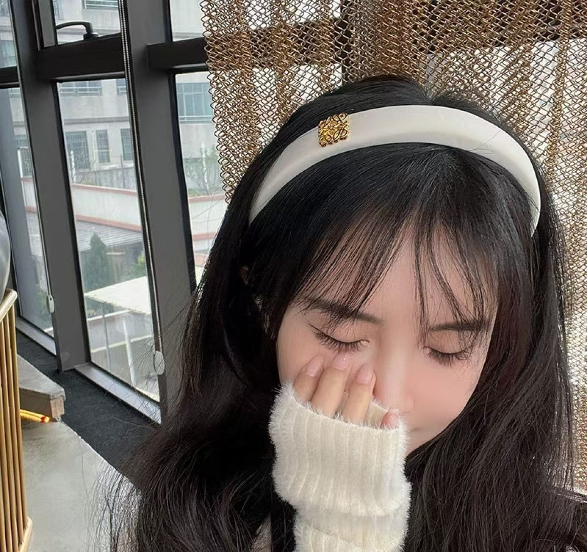NO:366592,Packaging LOEWE (Luo Yiwei) has a hot new sponge headband special fabric headband, and the latest model of cutting-edge internet celebrities is coming!  The fresh and ladylike style makes fashion simpler!  hairpins, hairpins, loewe, loewe, hairpins19860909配包装 LOEWE（罗意威）火爆新款海绵发箍特供面料头箍、尖端网红最新款来袭 ！ 清新淑女范让时尚更简单！发夹,发夹,loewe,loewe,hairpins,accessory
