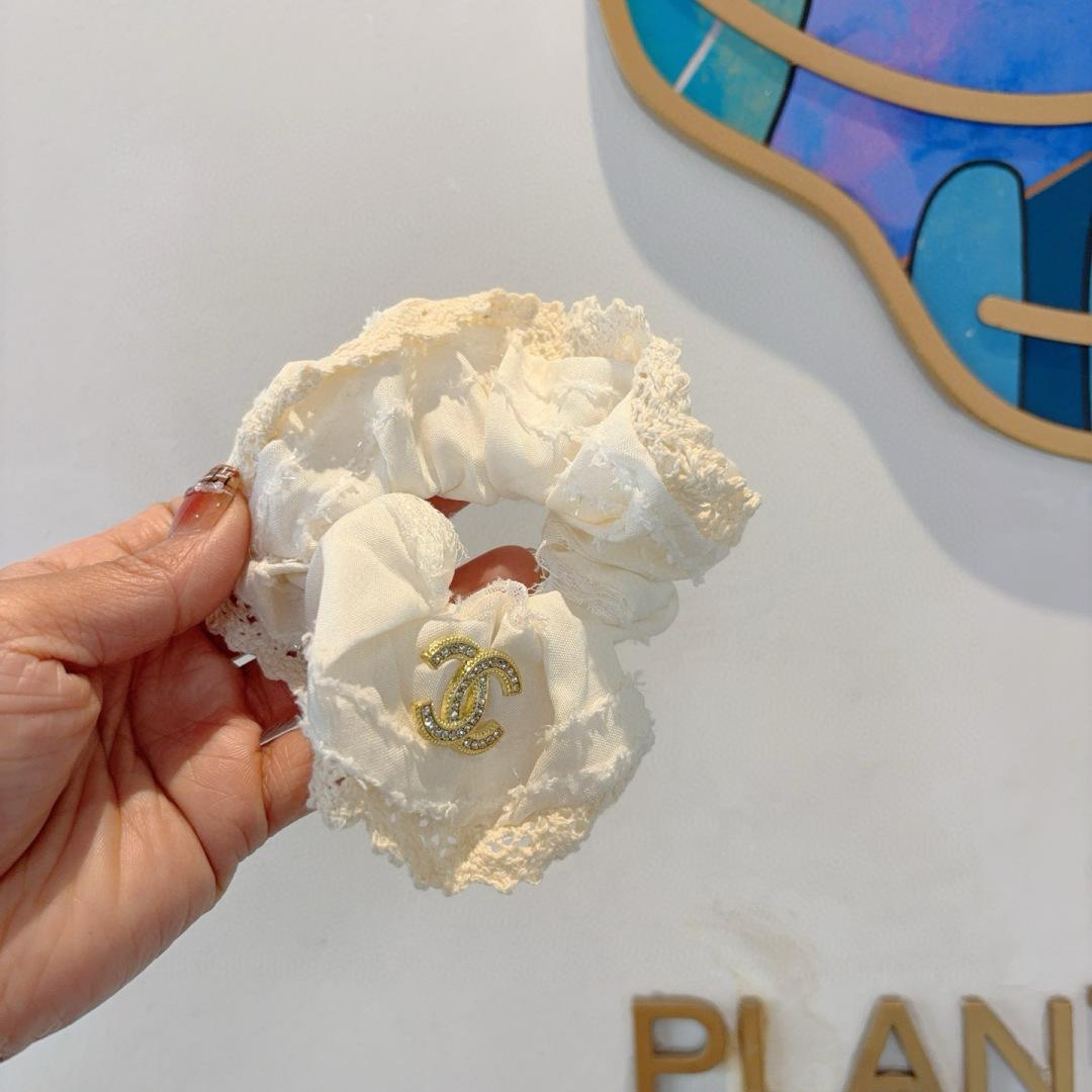 NO:366596,Packaging CHANEL Chanel is a popular internet celebrity rubber band. It is exquisitely comfortable to wear and no pressure, and it is a must-have for styling!  Very fashionable and versatile!  A celebrity style. A must-have item hairpins, hairpins, chanel, chanel, hairpins19860909配包装 CHANEL香奈儿 网红爆款发圈皮筋 精致佩戴舒适无压力,造型搭配必备！非常时尚百搭！名媛范儿.女神必备单品发夹,发夹,chanel,chanel,hairpins,accessory