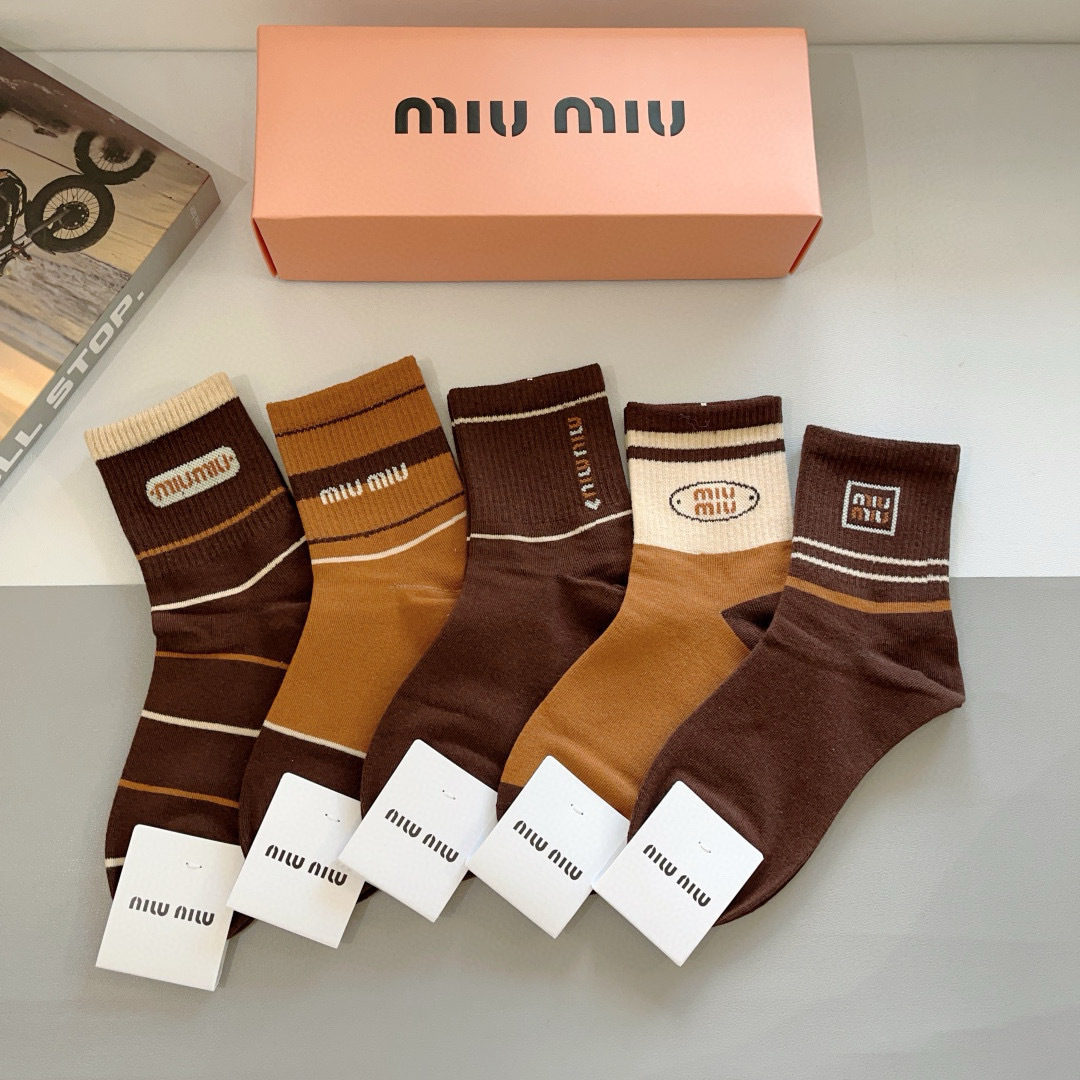 NO:350239,Packaging [one box of 5 pairs] miumiu · miumiu high-quality super popular internet celebrity mid-tube socks ins celebrity celebrity recommendations are very popular pure cotton material, lightweight and soft and breathable, universal in all seasons, European and American big brands on the street must-have socks, stockings, socks, miumiu, socks19860909配包装【一盒5双】 miumiu · 缪缪 高品质超级爆款网红中筒袜子ins明星网红推荐火爆至极纯棉材质,轻薄柔软透气,四季通用,欧美大牌街头必备 袜子,丝袜,袜子,miumiu,socks,accessory