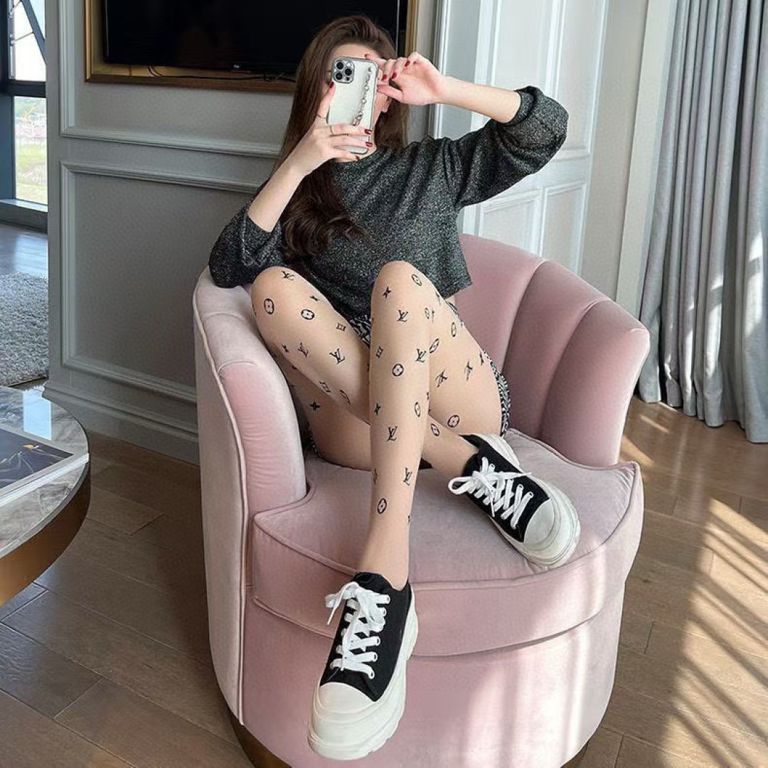 NO:350157,Packaging (one box 1 pair) LV Louis Vuitton popular letter socks, pantyhose stockings, big European and American stockings, a must-have item for trendy people in autumn and winter, and they are super high and stylish when paired!  socks, stockings, socks, louis vuitton, louis vuitton, socks19860909配包装（一盒1双） LV 路易威登 爆款字母袜子 连裤袜好看到爆炸 ,欧美大牌丝袜 潮人秋冬必备单品 ,搭配起来超高逼格 ！袜子,丝袜,袜子,louis vuitton,louis vuitton,socks,accessory