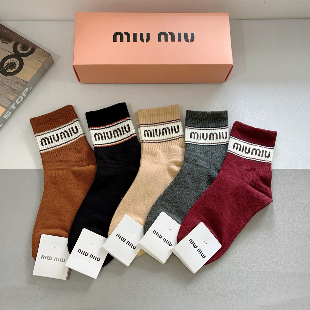 NO:350323,Packaging [one box of 5 pairs] miumiu · miumiu high-quality super popular internet celebrity mid-tube socks ins celebrity celebrity recommendations are very popular pure cotton material, lightweight and soft and breathable, universal in all seasons, European and American big brands on the street must-have socks, stockings, socks, miumiu, socks19860909配包装【一盒5双】 miumiu · 缪缪 高品质超级爆款网红中筒袜子ins明星网红推荐火爆至极纯棉材质,轻薄柔软透气,四季通用,欧美大牌街头必备 袜子,丝袜,袜子,miumiu,socks,accessory