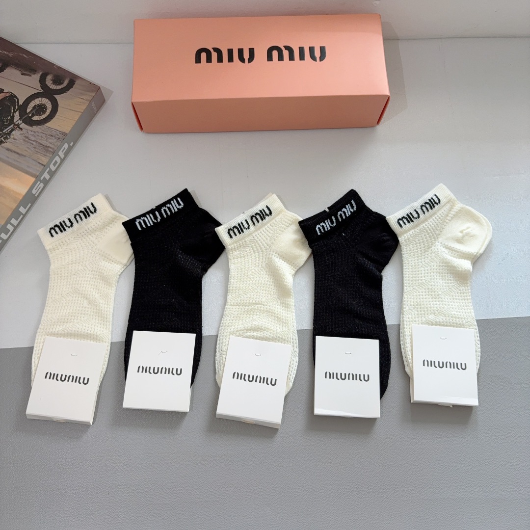 配包装【一盒5双】
miumiu · 缪缪 新款网红袜子❗️短筒船袜。纯棉材质，轻薄柔软透气，四季通用，