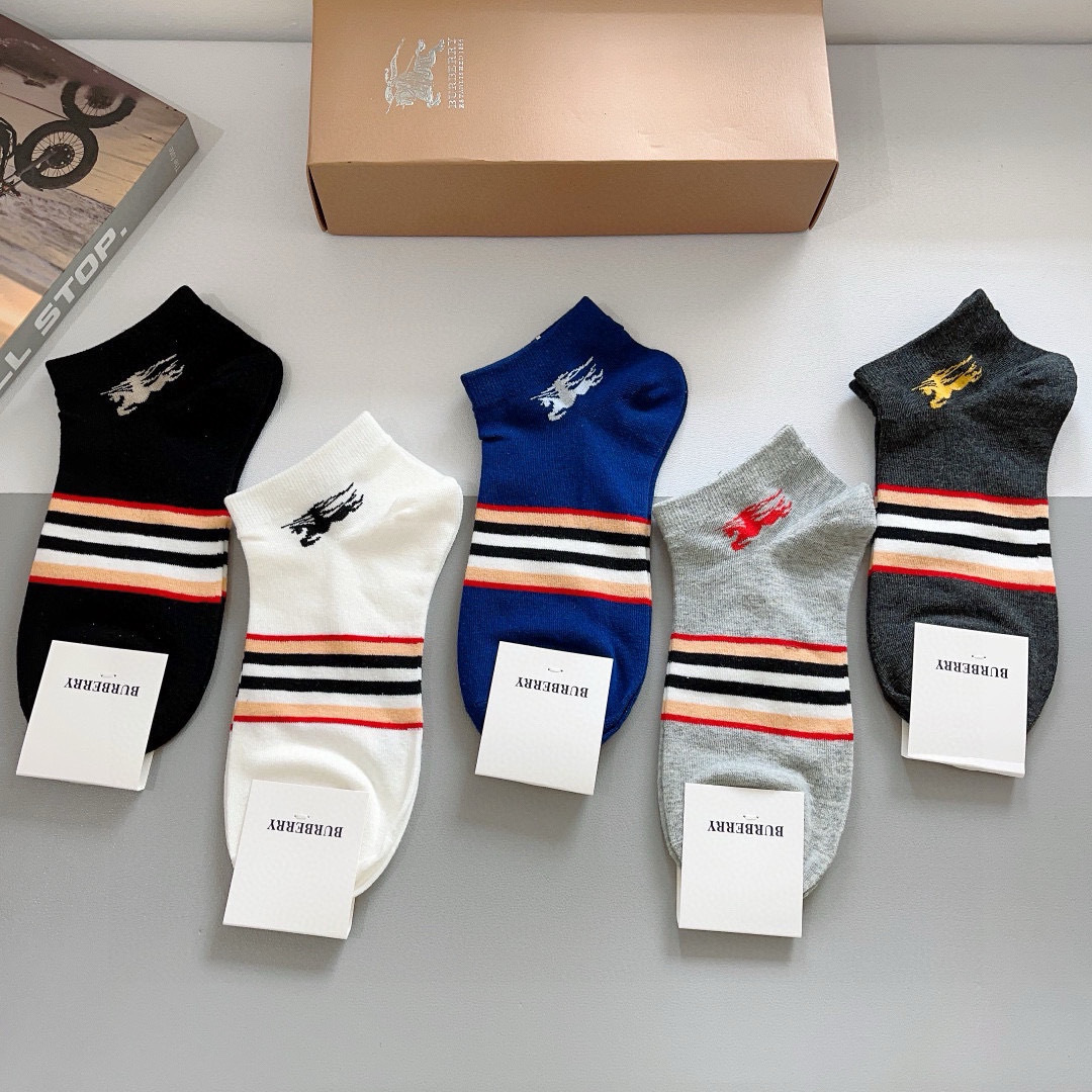 配包装（一盒5双） 
🌟 BURBERRY 巴宝莉超火爆小单品，经典字母logo船袜，个性时尚百搭款，！