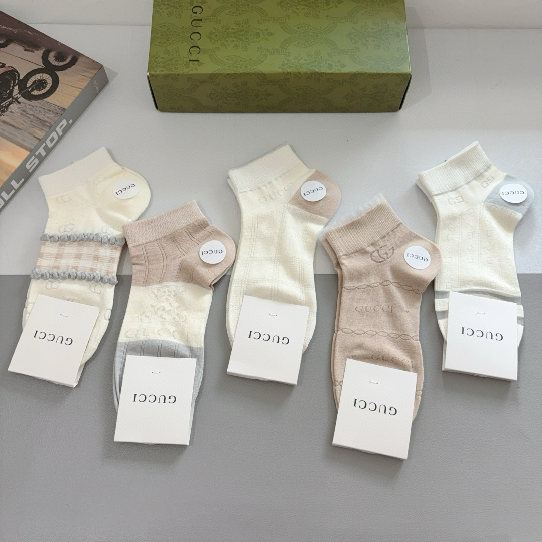 配包装【一盒5双】
Gucci （古奇）高品质。新款竹棉袜子❗️短筒袜子，ins明星网红推荐❗️火爆至极
