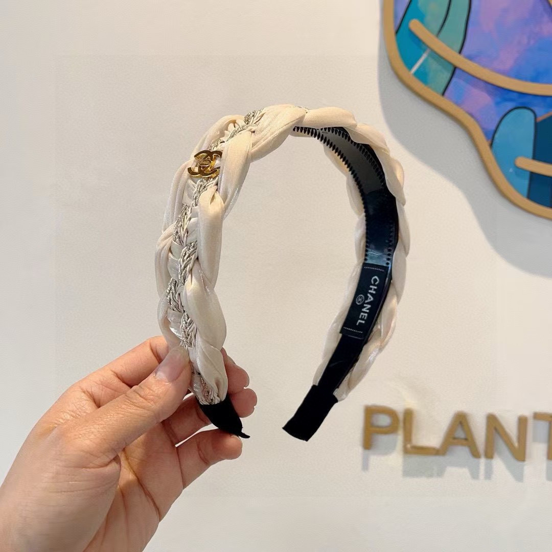 NO:367055,Packaging CHANEL (Chanel) latest small fragrance style exquisite headband, retro headband, popular internet celebrity products recommended. Paired with high-end materials, super exquisite, fashionable and versatile. Hairpins, hairpins, chanel, chanel, hairpins19860909配包装 CHANEL（香奈儿）最新款小香风精致发箍,复古头箍,网红爆款推荐 搭配高端材质,超精致,时尚百搭.发夹,发夹,chanel,chanel,hairpins,accessory