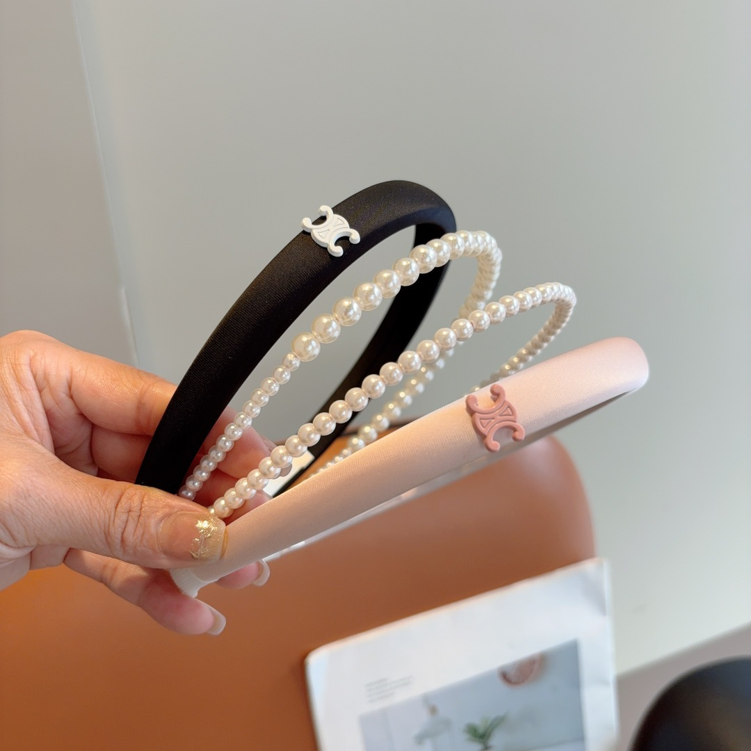 NO:367063,Packaging CHANEL (Chanel) latest small fragrant pearl headband, new product huge face-showing small headband, popular internet celebrity products recommended, paired with high-end dual C logo, super exquisite, fashionable and versatile!  hairpins, hairpins, chanel, chanel, hairpins19860909配包装 CHANEL（香奈儿）最新款小香珍珠发箍,新品巨显脸小头箍,网红爆款推荐 搭配高端双Ｃlogo ,超精致时尚百搭！发夹,发夹,chanel,chanel,hairpins,accessory