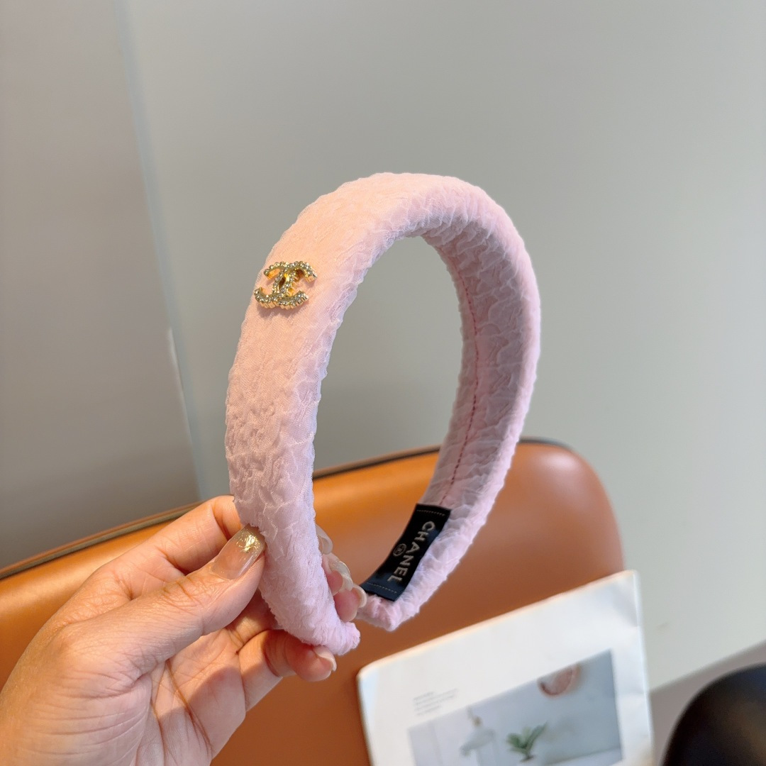 NO:367070,Packaging CHANEL (Chanel) new small fragrant hairband, retro headband, popular internet celebrity products recommended. It is matched with high-end materials, super exquisite, fashionable and versatile. Hairpins, hairpins, chanel, chanel, hairpins19860909配包装 CHANEL（香奈儿）新款小香发箍,复古头箍,网红爆款推荐 搭配高端材质,超精致,时尚百搭.发夹,发夹,chanel,chanel,hairpins,accessory