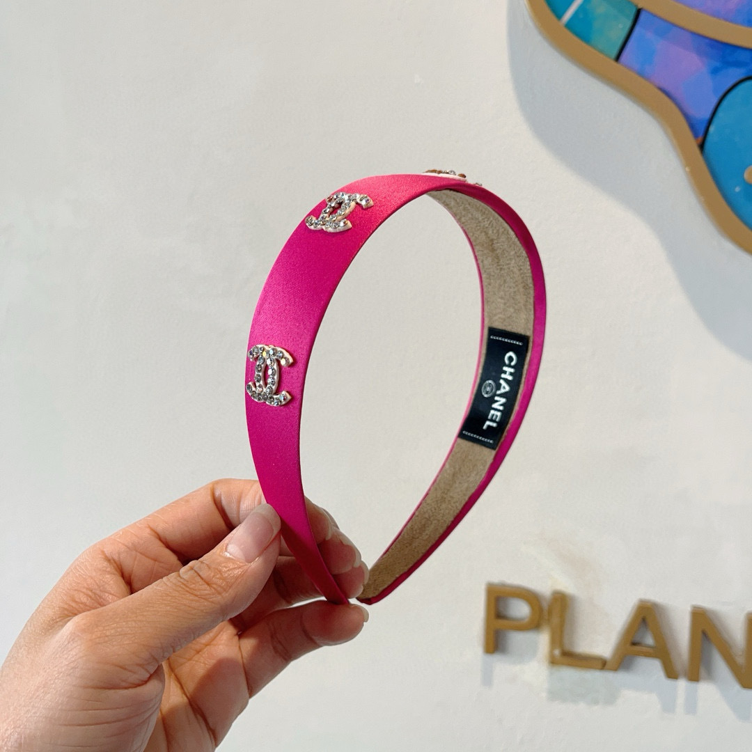 NO:367050,Packaging CHANEL's latest small fragrant headband, new product huge face-showing small headband, popular internet celebrity products, paired with high-end dual C logo, super exquisite, fashionable and versatile!  hairpins, hairpins, chanel, chanel, hairpins19860909配包装 CHANEL（香奈儿）最新款小香发箍,新品巨显脸小头箍,网红爆款推荐 搭配高端双Ｃlogo ,超精致时尚百搭！发夹,发夹,chanel,chanel,hairpins,accessory