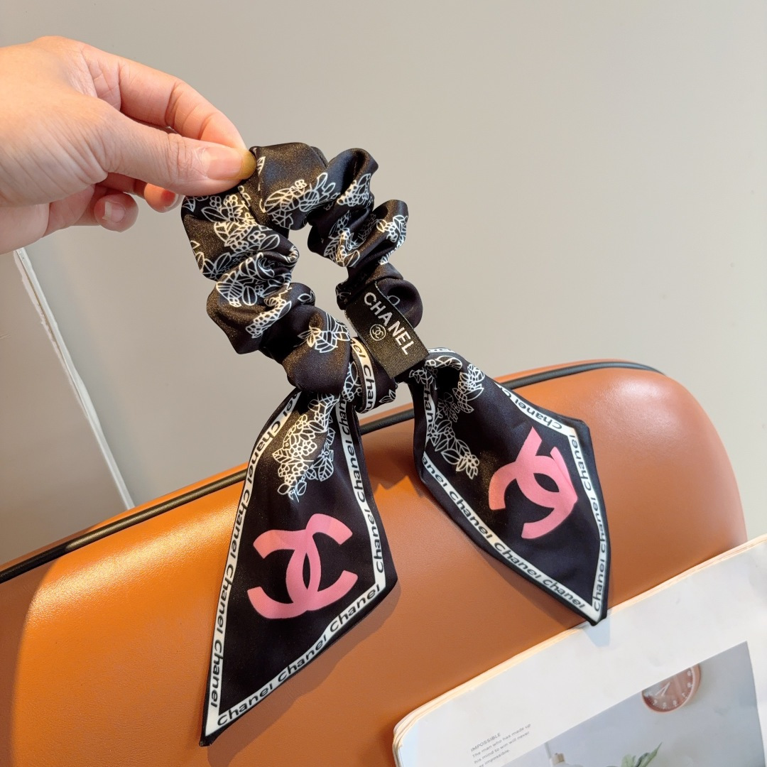 NO:367105,Packaging CHANEL letter streamer ponytail hair ring bow colon ring, high-end Korean rubber band, classic design, high-end and atmospheric, celebrity style, hairpins, hairpins, chanel, chanel, hairpins19860909配包装 CHANEL（香奈儿）字母飘带马尾发圈 蝴蝶结肠圈,高档韩版皮筋,经典花型设计, 高端大气,名媛范儿,发夹,发夹,chanel,chanel,hairpins,accessory