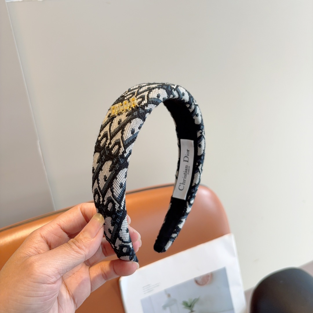 NO:367110,Packaging Dior New classic letter wide version hairband, counter quality, let your charm bloom, the fresh lady style makes fashion simpler. Hairpins, hairpins, dior, dior, hairpins19860909配包装 Dior（迪奥） 新款经典字母宽版发箍,专柜品质 让你的魅力绽放 清新淑女范让时尚更简单.发夹,发夹,dior,dior,hairpins,accessory