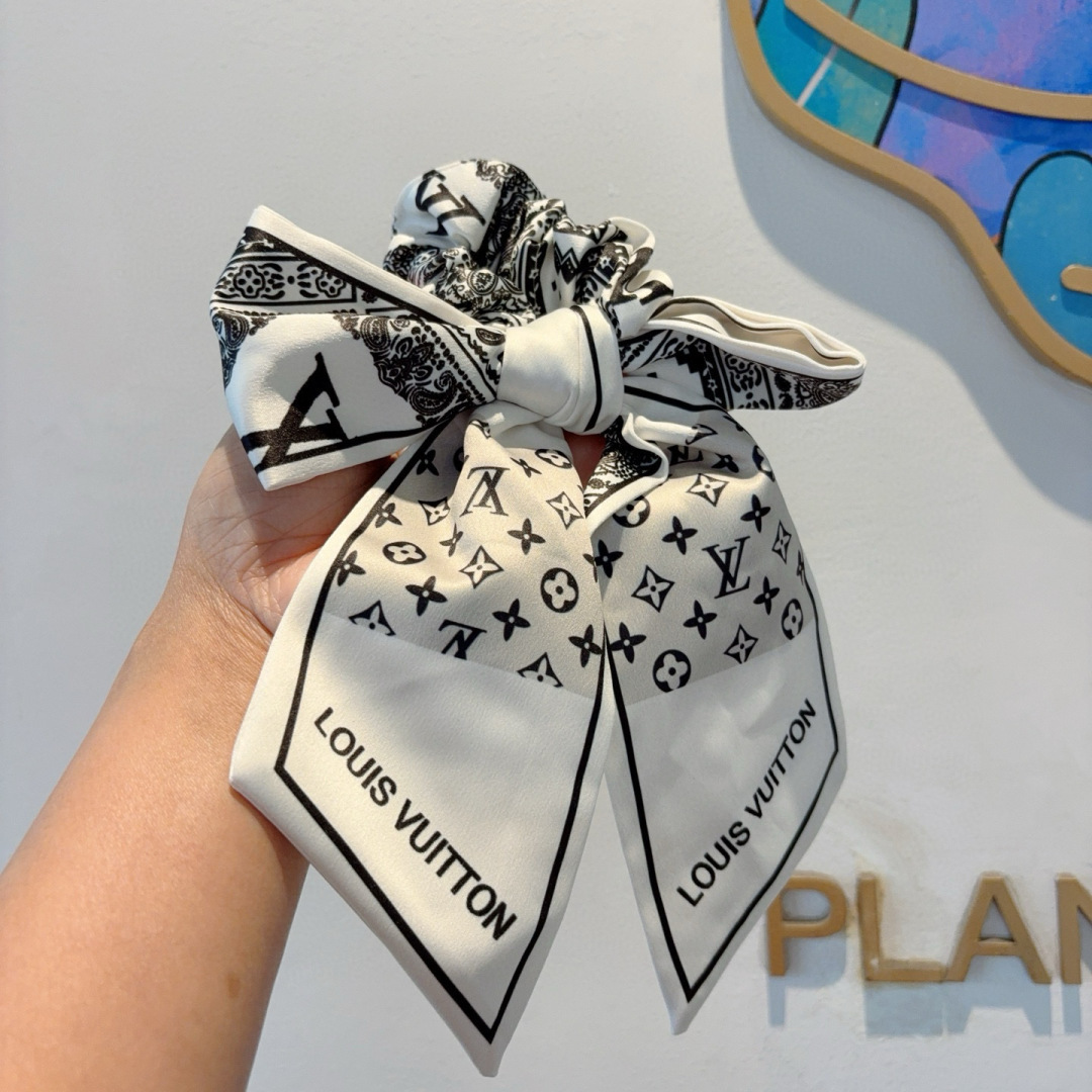 NO:366835,Packaged with LV (Louis Vuitton) letter streamer ponytail hair ring bow colon ring, high-end Korean rubber band, classic design, high-end and atmospheric, celebrity style, hairpin, hairpin, louis vuitton, louis vuitton, hairpin19860909配包装 LV（路易威登）字母飘带马尾发圈 蝴蝶结肠圈,高档韩版皮筋,经典花型设计, 高端大气,名媛范儿,发夹,发夹,louis vuitton,louis vuitton,hairpins,accessory