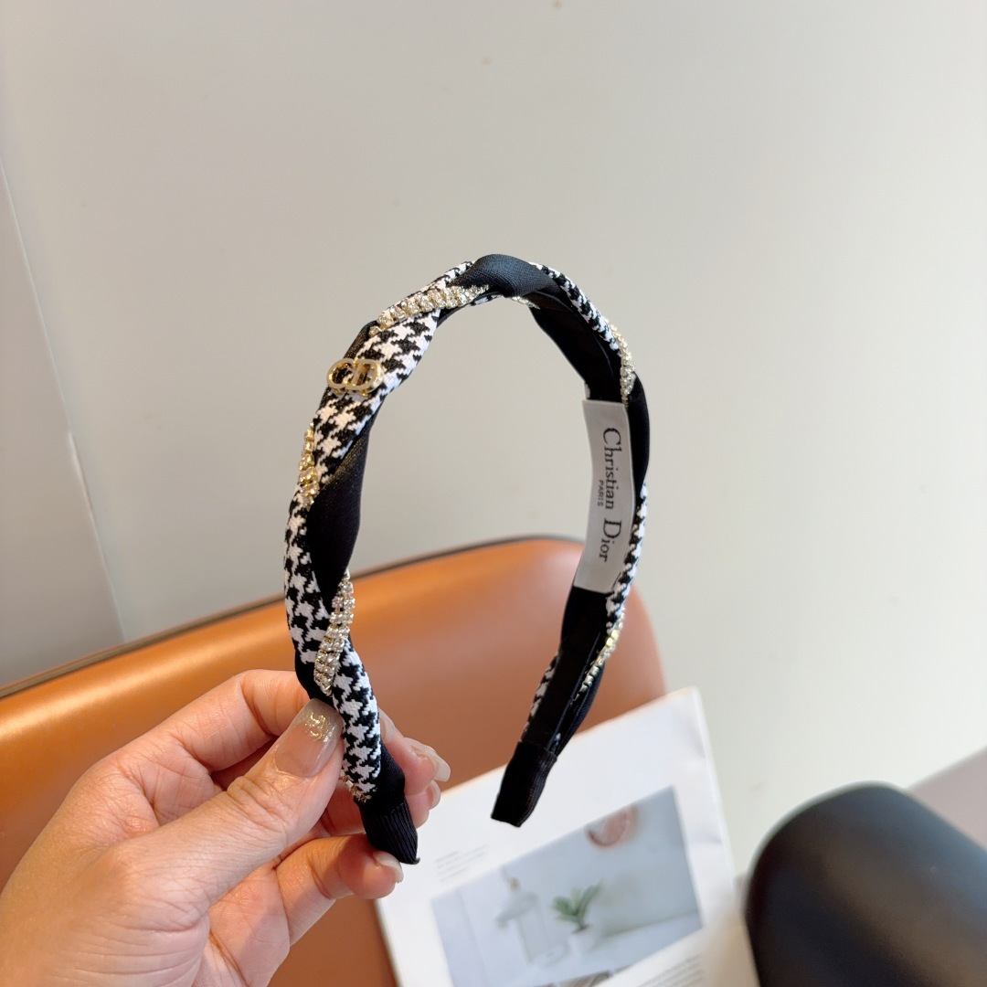 NO:367087,Packaging Dior Houndstooth classic letter headband, counter quality, let your charm bloom, fresh ladylike style makes fashion simpler. Hairpins, hairpins, dior, dior, hairpins19860909配包装 Dior（迪奥） 千鸟格经典字母发箍,专柜品质 让你的魅力绽放 清新淑女范让时尚更简单.发夹,发夹,dior,dior,hairpins,accessory