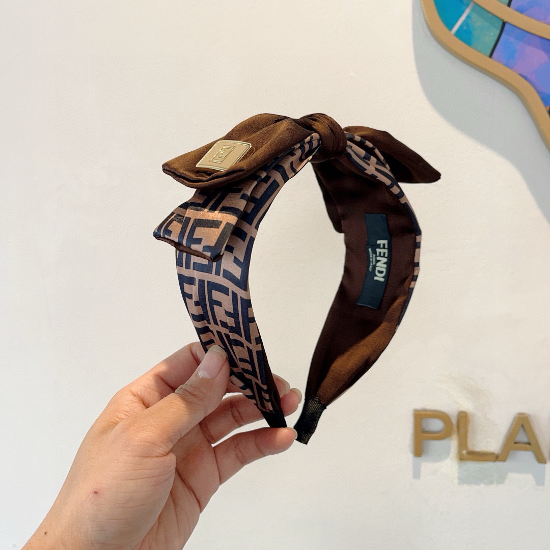 NO:367102,Packaging FENDI Popular new bow headband, retro headband, simple and versatile, a must-have for trendy women, super high-end!  hairpins, hairpins, fendi, fendi, hairpins19860909配包装 FENDI 芬迪 火爆新款蝴蝶结发箍,复古头箍,简约百搭,潮女必备品,超级的高大上！发夹,发夹,fendi,fendi,hairpins,accessory