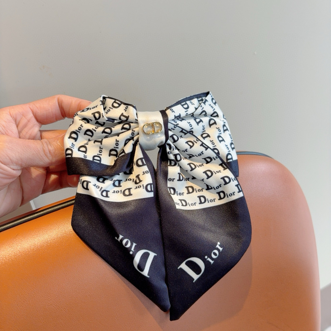 NO:366862,Packaged with Dior (Dior) star-like bow hair clip, slingshot clip, recommended model of internet celebrity, classic bow headdress, super versatile!  Recommended by knocking on the blackboard, letting you become a big brand instantly!  hairpins, hairpins, dior, dior, hairpins19860909配包装 Dior（迪奥）明星同款蝴蝶结发夹 弹弓夹 网红推荐款 经典蝴蝶结头饰,超级百搭哦！敲黑板推荐,让你秒变大牌范儿！发夹,发夹,dior,dior,hairpins,accessory