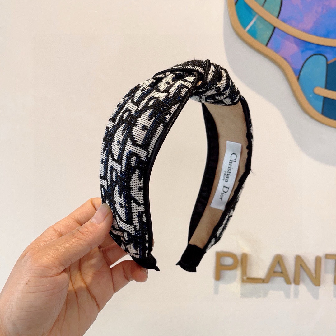 NO:367159,Packaging Dior (Dior) Popular new D letter wide version hairband, counter quality, let your charm bloom, the fresh ladylike style makes fashion simpler. Hairpins, hairpins, dior, dior, hairpins19860909配包装 Dior（迪奥） 火爆新款D字母宽版发箍,专柜品质 让你的魅力绽放 清新淑女范让时尚更简单.发夹,发夹,dior,dior,hairpins,accessory