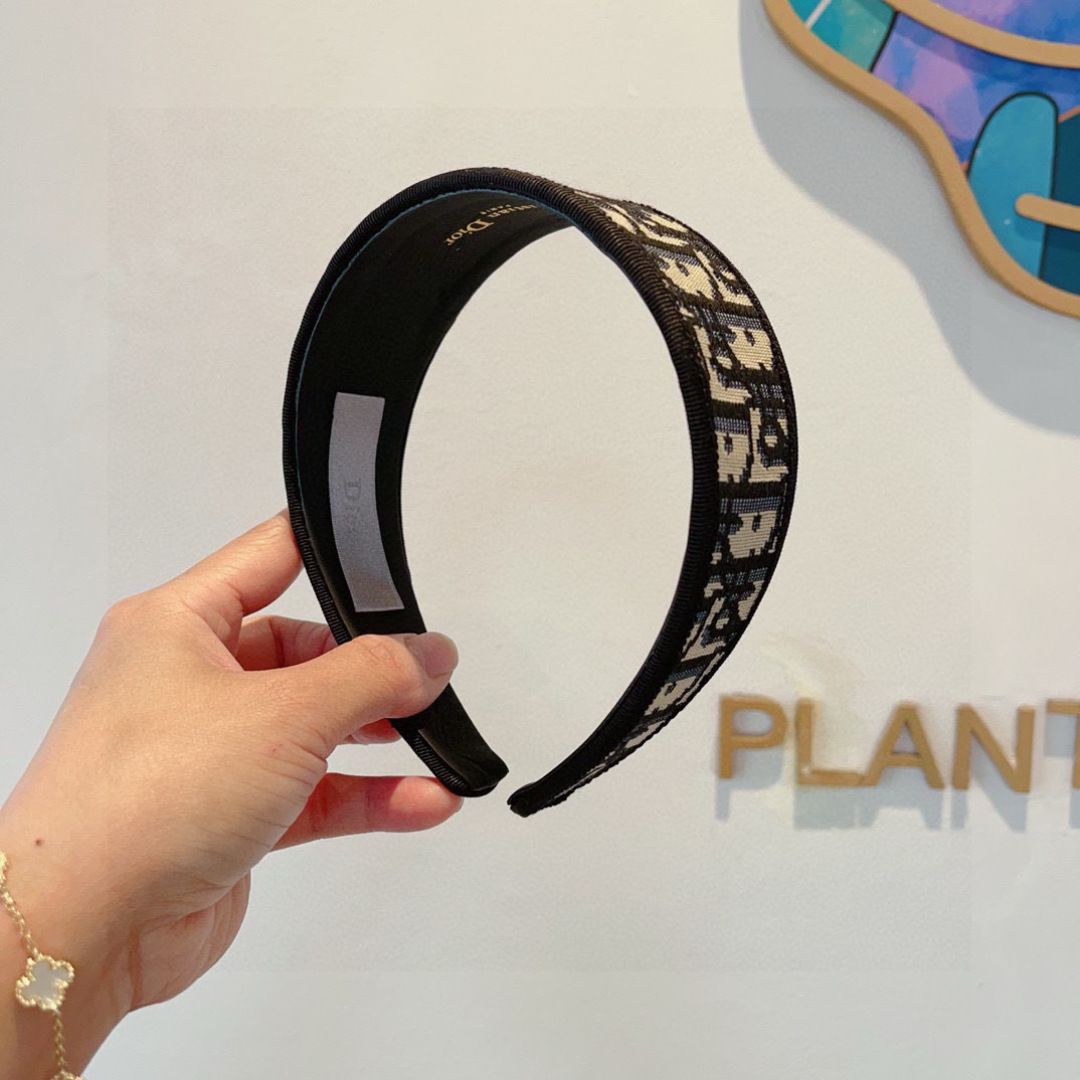 NO:367118,Packaging Dior (Dior) New high-version D home genuine embroidered headband, versatile wide-edged non-slip headband for going out, letting your charm bloom, fresh and lady-fashioned and simpler. Hairpins, hairpins, dior, dior, dior, hairpins19860909配包装 Dior（迪奥） 新款高版本D家正版刺绣发箍, 外出百搭款宽边防滑头箍、让你的魅力绽放 清新淑女时尚更简单.发夹,发夹,dior,dior,dior,hairpins,accessory