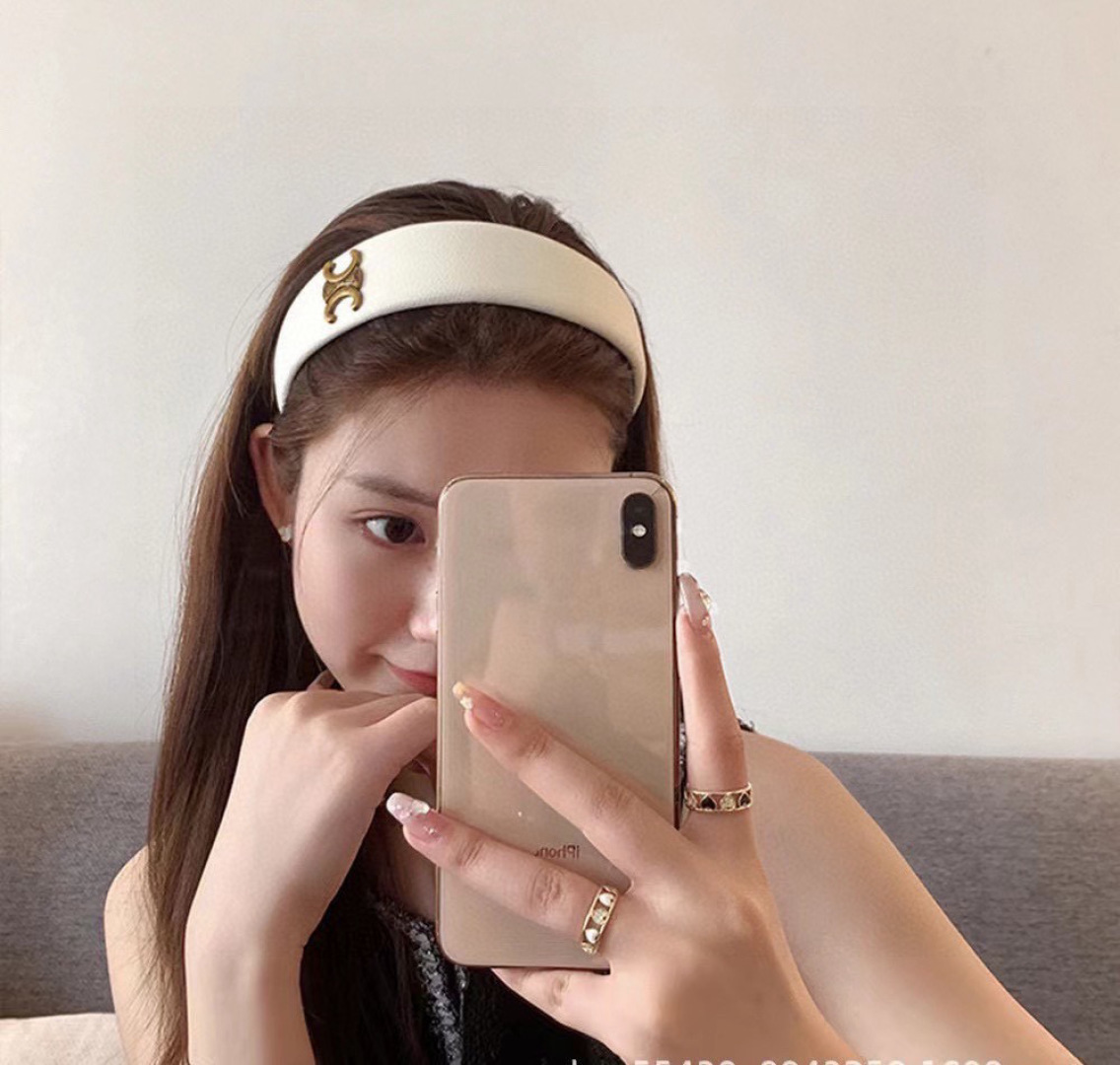 NO:367128,Packaging CELINE's new lychee pattern headband is comfortable to wear, and it is a must-have headband!  Very fashionable and versatile!  A must-have goddess!  celebrity style. Hairpins, hairpins, celine, celine, hairpins19860909配包装 CELINE（赛琳）新款荔枝纹发箍,佩戴舒适无压力,造型搭配必备头箍！非常时尚百搭！女神必备！名媛范儿.发夹,发夹,celine,celine,hairpins,accessory