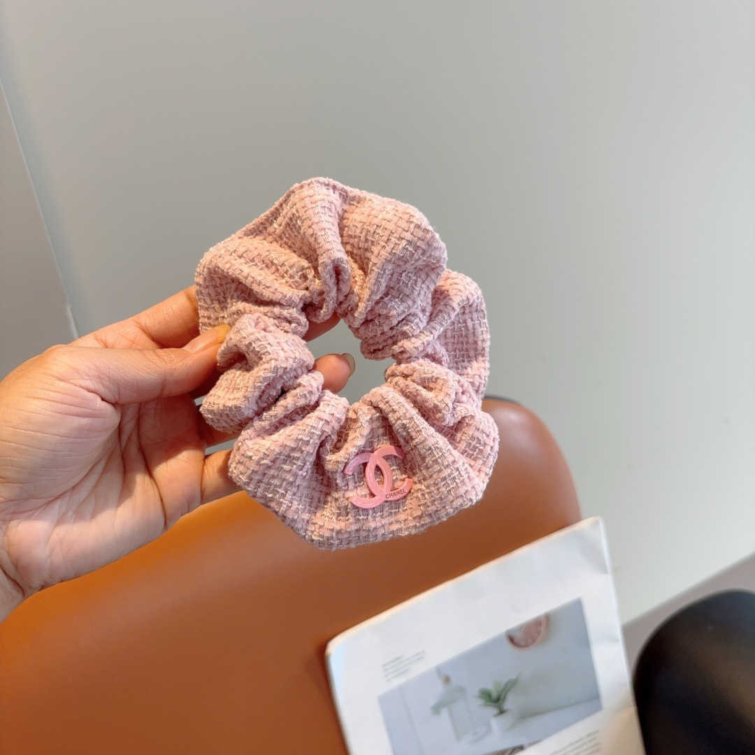 NO:366843,Packaging CHANEL (Chanel) Internet celebrity new hairstyle, exquisite intestinal ring rubber band, comfortable and stress-free wearing, a must-have for styling!  Very fashionable and versatile!  The essential items of goddess, super exquisite! The celebrity style. Hairpins, hairpins, chanel, chanel, hairpins19860909配包装 CHANEL（香奈儿）网红新款发圈,精致肠圈皮筋,佩戴舒适无压力,造型搭配必备！非常时尚百搭！女神必备单品,超级精致哦!名媛范儿.发夹,发夹,chanel,chanel,hairpins,accessory