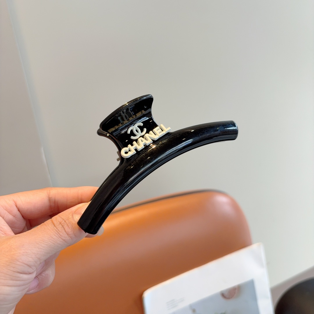 NO:366848,Packaging CHANEL New Fashion Clip Hairpins, goddess must-have items, very versatile, wear it with a full of tall and tall hairpins, hairpins, chanel, chanel, hairpins19860909配包装 CHANEL 香奈儿 新款时尚抓夹 发夹,女神必备单品,非常百搭,戴上它满满的高大上.发夹,发夹,chanel,chanel,hairpins,accessory