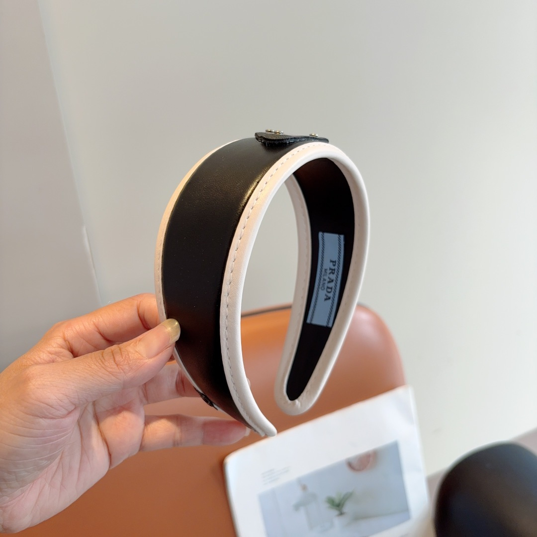 NO:366853,Packaging PRADA (Prada) Inverted triangle new trendy sheepskin headband. A must-have item for temperament goddess, very versatile and fashionable. Wear it full of tallness. Hairpins, hairpins, prada, prada, sheepskin, hairpins19860909配包装 PRADA（普拉达） 倒三角新款潮流羊皮发箍.气质女神必备单品,非常百搭,时尚潮流, 戴上它满满的高大上.发夹,发夹,prada,prada,sheepskin,hairpins,accessory