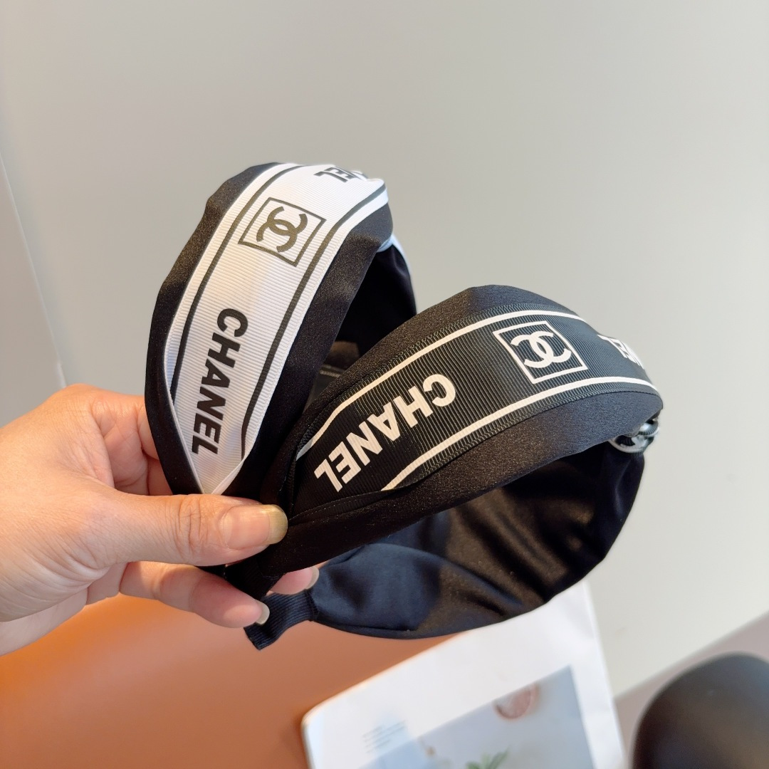 NO:366858,Packaging CHANEL (Chanel) new small fragrant hairband, retro headband, popular internet celebrity products recommended. It is matched with high-end materials, super exquisite, fashionable and versatile. Hairpins, hairpins, chanel, chanel, hairpins19860909配包装 CHANEL（香奈儿）新款小香发箍,复古头箍,网红爆款推荐 搭配高端材质,超精致,时尚百搭.发夹,发夹,chanel,chanel,hairpins,accessory