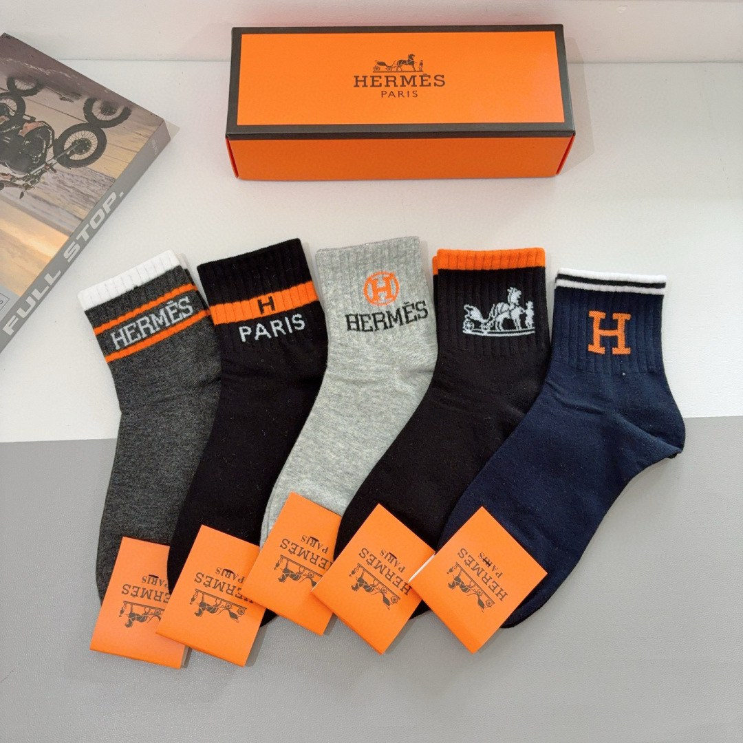 NO:354756,Packaging [one box of 5 pairs] HERMES Hermes high-end men's mid-tube socks super soft and trendy people must buy counter quality. Medium-tube socks, super high-quality matching ~~ Recommended recommendations ~~ Socks, stockings, socks, hermes, hermes, socks19860909配包装【一盒5双】 HERMES爱马仕高版本男款中筒袜子超级柔软潮人必不能少的专柜代购品质 中筒袜子 ,搭配起来超高逼格 ～～推荐推荐推荐～～袜子,丝袜,袜子,hermes,hermes,socks,accessory