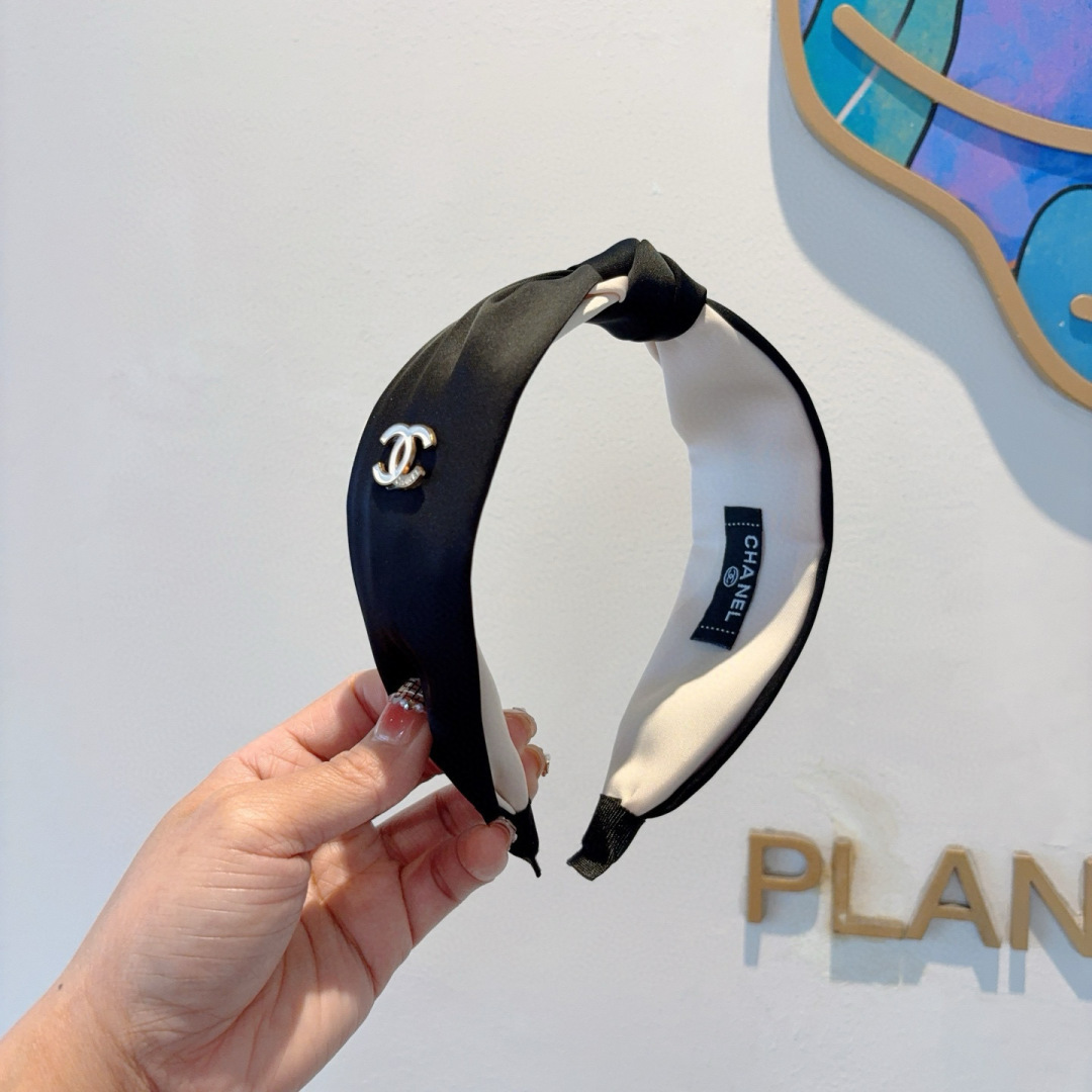 NO:367459,Packaging CHANEL (Chanel) latest small fragrant headband, fashionable new headband, popular internet celebrity products recommended. Paired with high-end dual C logo, super exquisite, fashionable and versatile!  hairpins, hairpins, chanel, chanel, hairpins19860909配包装 CHANEL（香奈儿）最新款小香发箍,时尚新品头箍,网红爆款推荐 搭配高端双Ｃlogo ,超精致时尚百搭！发夹,发夹,chanel,chanel,hairpins,accessory