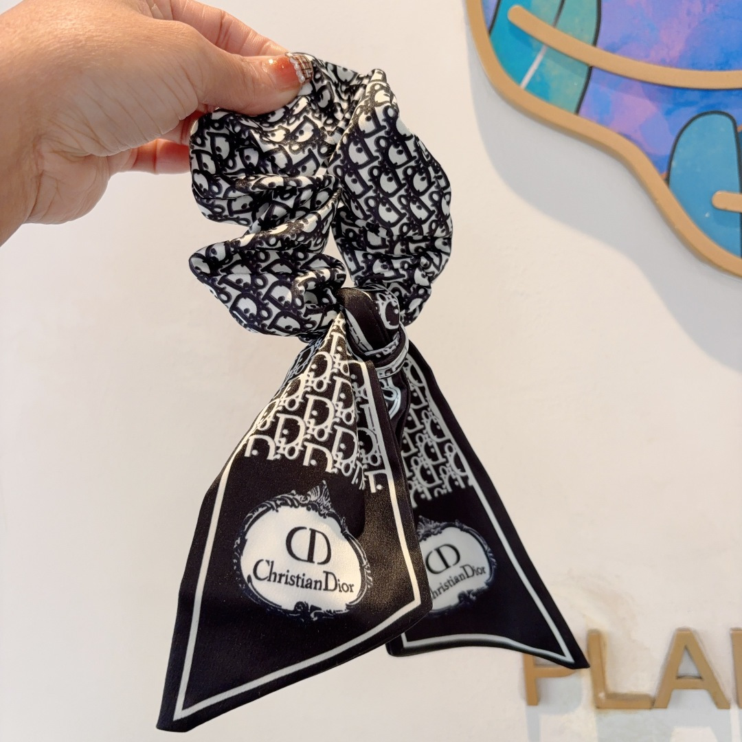 NO:367483,Packaging Dior Classic Letter Streamer Ponytail Hair Circle Bow Colon Circle, High-end Korean Rubber Band, Classic Styling Design, High-end and Atmospheric, celebrity style, hairpins, hairpins, dior, dior, hairpins19860909配包装 Dior 迪奥 经典字母飘带马尾发圈 蝴蝶结肠圈,高档韩版皮筋,经典花型设计, 高端大气,名媛范儿,发夹,发夹,dior,dior,hairpins,accessory