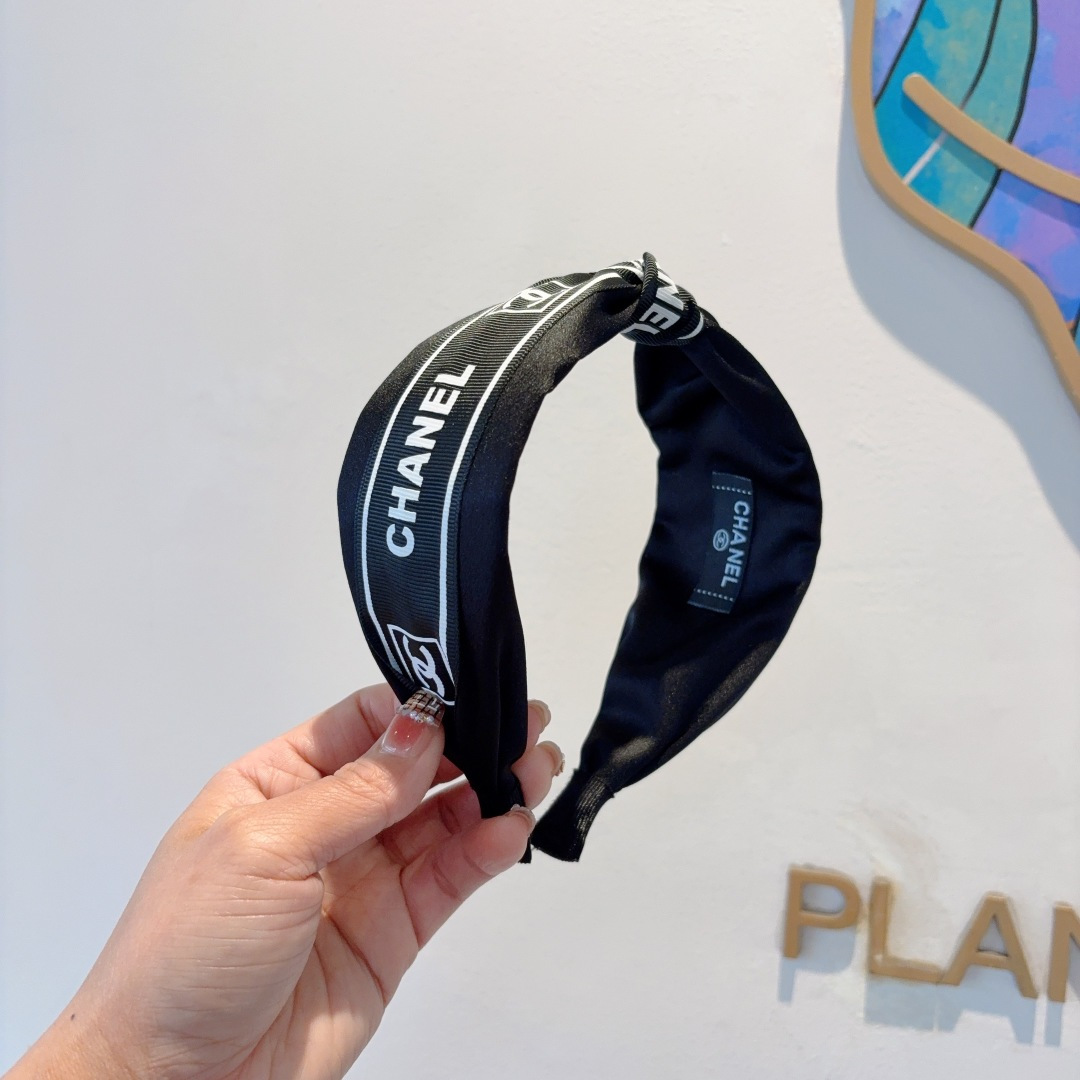 NO:367319,Packaging CHANEL's latest small fragrant headband, new product huge face-showing small headband, popular internet celebrity products, paired with high-end dual C logo, super exquisite, fashionable and versatile!  hairpins, hairpins, chanel, chanel, hairpins19860909配包装 CHANEL（香奈儿）最新款小香发箍,新品巨显脸小头箍,网红爆款推荐 搭配高端双Ｃlogo ,超精致时尚百搭！发夹,发夹,chanel,chanel,hairpins,accessory