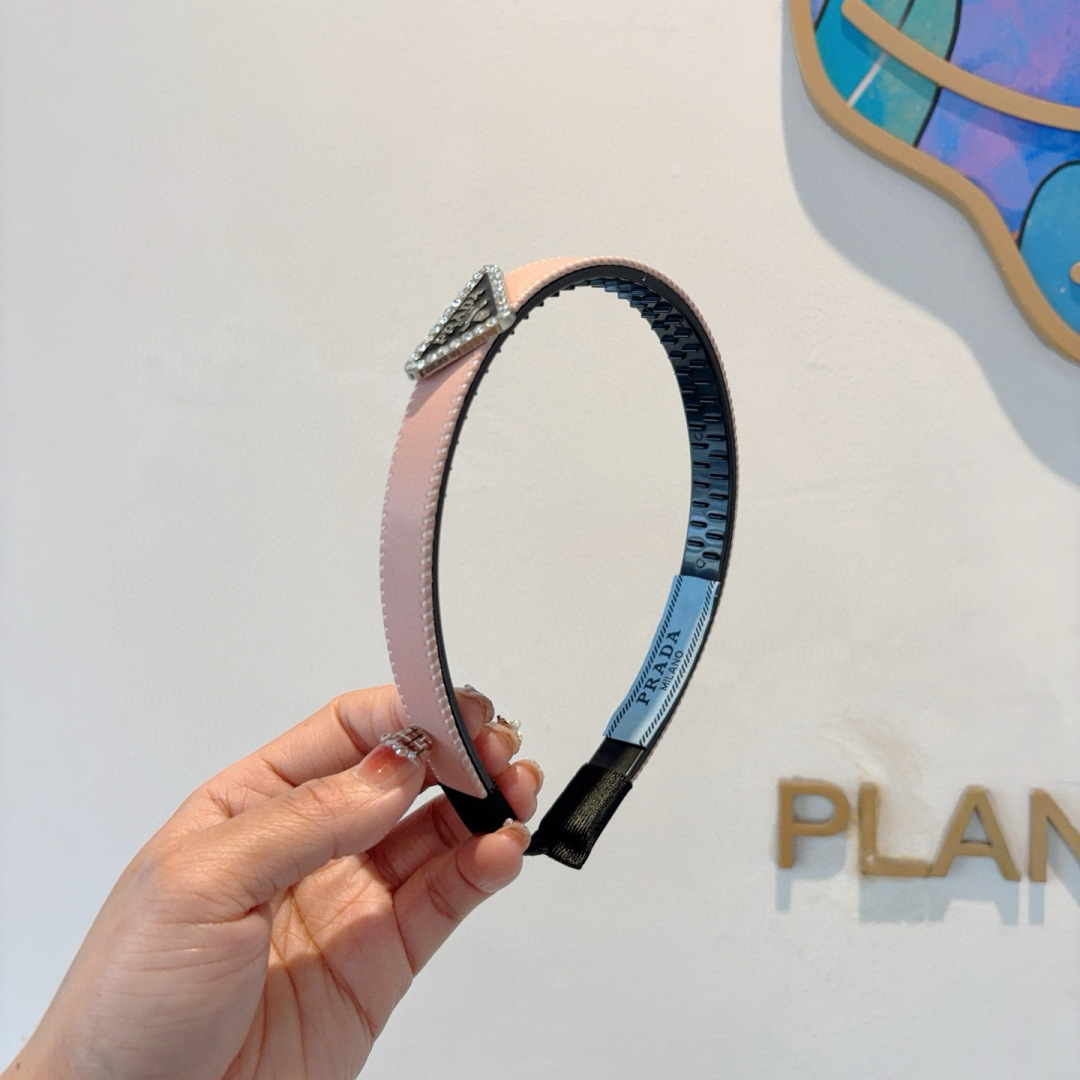 NO:367354,Packaging PRADA (Prada) new trendy hairband. A must-have item for temperament goddesses. Very versatile and fashionable. Wear it full of tall and tall. Hairpins, hairpins, prada, prada, hairpins19860909配包装 PRADA（普拉达） 新款潮流发箍.气质女神必备单品.非常百搭,时尚潮流, 戴上它满满的高大上.发夹,发夹,prada,prada,hairpins,accessory