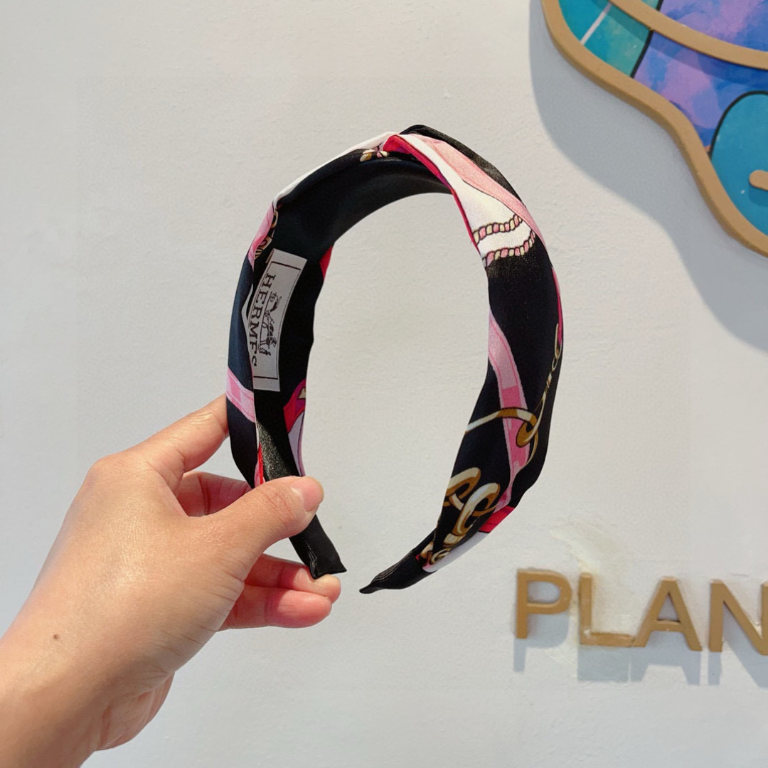 NO:367363,Packaging Hermes (Hermes) is a popular custom-made headband, the same style as the internet celebrity, imported silk fabric, export orders and details are all shot!  The special fabric is very textured!  hairpins, hairpins, hermes, hermes, real silk, hairpins19860909配包装 Hermes（爱马仕） 火爆定制款发箍,网红同款 进口真丝面料, 出口订单、细节全部实拍！特制面料非常显质感！发夹,发夹,hermes,hermes,real silk,hairpins,accessory