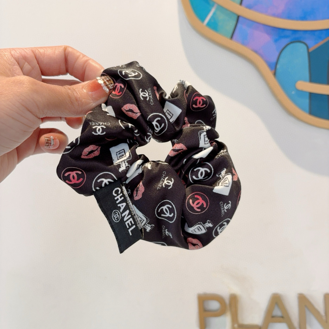 NO:367390,Packaging CHANEL (Chanel) Internet celebrity new hairstyle, exquisite intestinal ring rubber band, comfortable and stress-free wearing, a must-have for styling!  Very fashionable and versatile!  The essential items of goddess, super exquisite! The celebrity style. Hairpins, hairpins, chanel, chanel, hairpins19860909配包装 CHANEL（香奈儿）网红新款发圈,精致肠圈皮筋,佩戴舒适无压力,造型搭配必备！非常时尚百搭！女神必备单品,超级精致哦!名媛范儿.发夹,发夹,chanel,chanel,hairpins,accessory