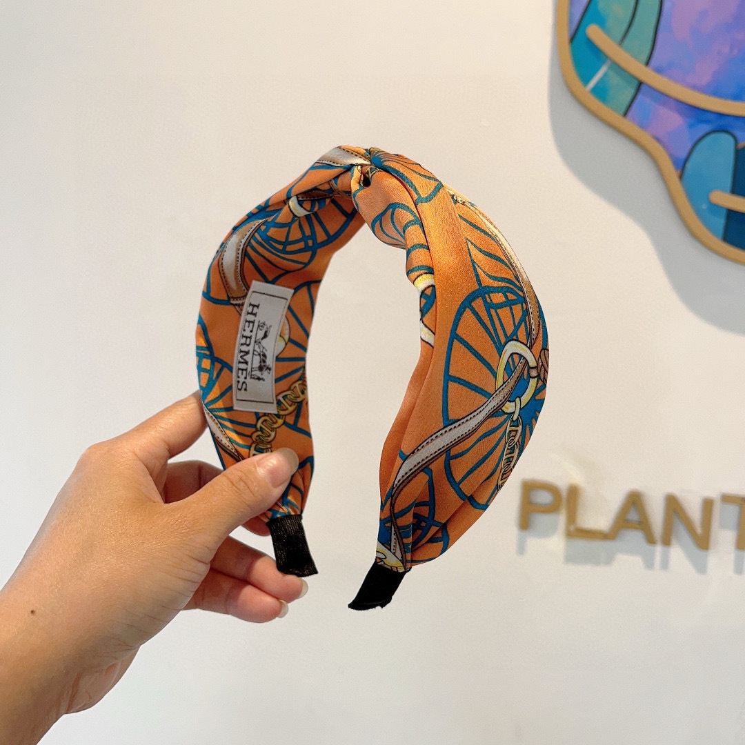 NO:367395,Packaging Hermes (Hermes) is a popular custom-made headband, the same style as the internet celebrity, imported silk fabric, export orders and details are all shot!  The special fabric is very textured!  hairpins, hairpins, hermes, hermes, real silk, hairpins19860909配包装 Hermes（爱马仕） 火爆定制款发箍,网红同款 进口真丝面料, 出口订单、细节全部实拍！特制面料非常显质感！发夹,发夹,hermes,hermes,real silk,hairpins,accessory