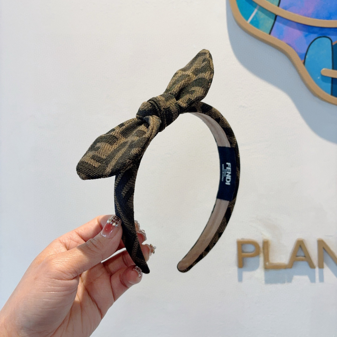 NO:367410,Packaging FENDI Popular new bevel headband, retro headband, simple and versatile, a must-have for trendy women, super high-end!  hairpins, hairpins, fendi, fendi, hairpins19860909配包装 FENDI 芬迪 火爆新款斜角发箍,复古头箍,简约百搭,潮女必备品,超级的高大上！发夹,发夹,fendi,fendi,hairpins,accessory