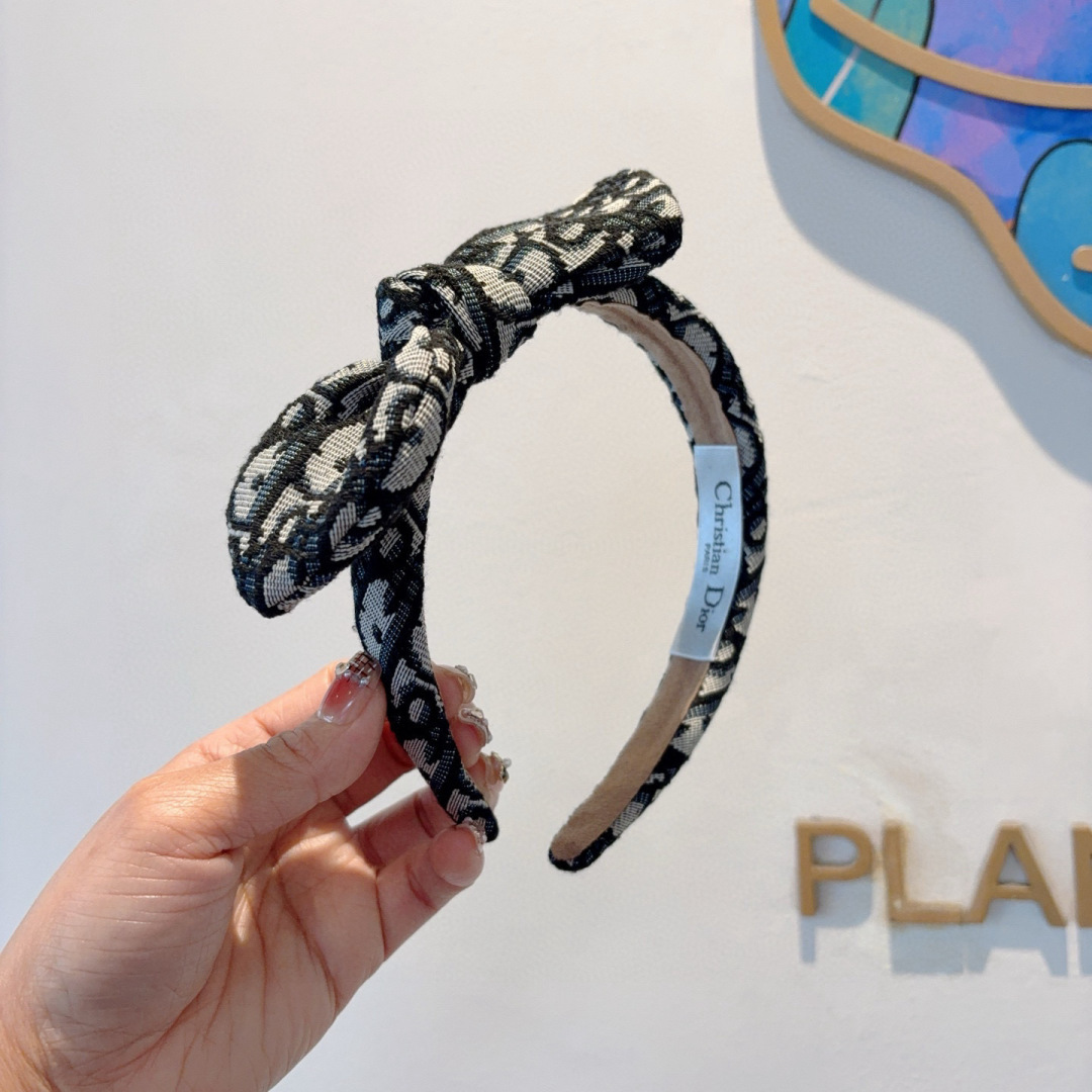 NO:367366,Packaging Dior (Dior) Classic letter big-name beveled headband, popular internet celebrity anti-slip headband, let your charm bloom, fresh ladylike style makes fashion simpler. Hairpins, hairpins, dior, dior, hairpins19860909配包装 Dior（迪奥） 经典字母大牌斜角发箍, 网红爆款防滑头箍、让你的魅力绽放 清新淑女范让时尚更简单.发夹,发夹,dior,dior,hairpins,accessory