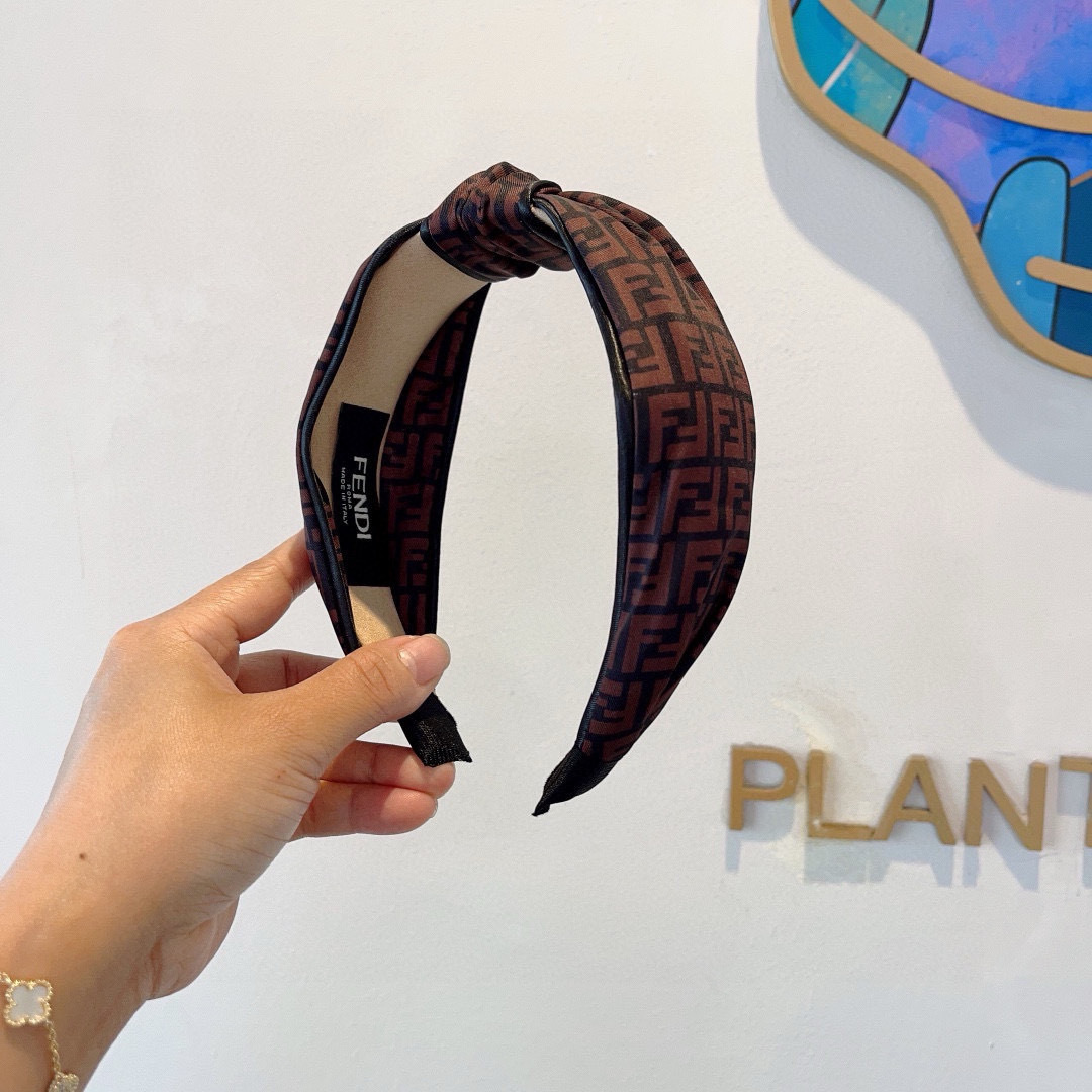NO:367386,Packaging FENDI new style of fashionable big-brand headband in the middle, wide version of original single product, simple and versatile, a must-have for trendy women, super high-end!  hairpins, hairpins, fendi, fendi, hairpins19860909配包装 FENDI 芬迪 新款中间结洋气大牌范儿发箍,宽版原单货, 简约百搭,潮女必备品,超级的高大上！发夹,发夹,fendi,fendi,hairpins,accessory