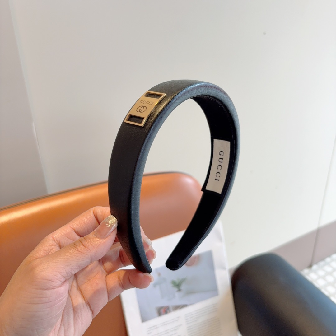 NO:367401,Packaged by Gucci Gucci New Korean style sheepskin headband, fashionable headband, the latest model of Internet celebrity is coming to be fashionable and versatile, and goddess must enter!  hairpins, hairpins, gucci, sheepskin, hairpins19860909配包装 Gucci 古奇 新款韩版羊皮发箍,时尚头箍,网红最新款来袭时尚百搭,女神必入！发夹,发夹,gucci,sheepskin,hairpins,accessory