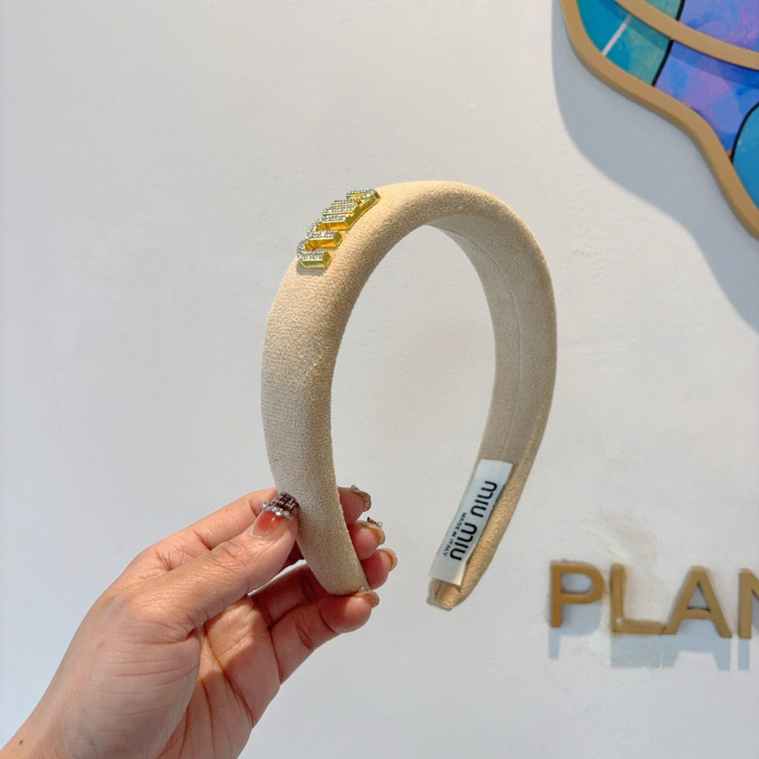 NO:367416,Packaging miumiu latest custom headband, fashionable and trendy headband, all the details are shot!  Special fabrics are very textured, classic and never out of time hairpins, hairpins, miumiu, hairpins19860909配包装 miumiu 缪缪 最新款定制发箍,时尚潮流头箍 细节全部实拍！特制面料非常显质感、经典而又永不过时发夹,发夹,miumiu,hairpins,accessory