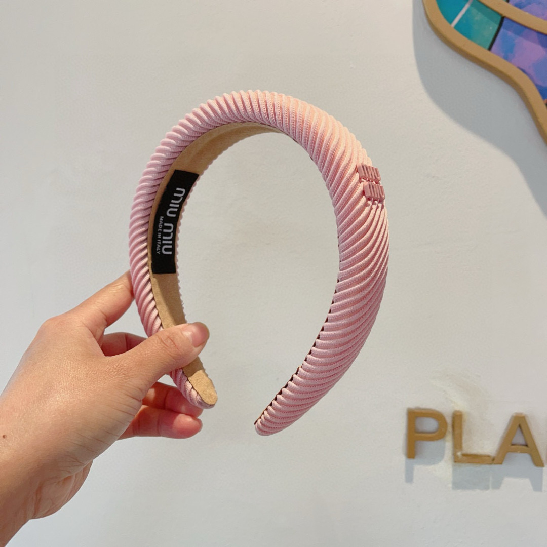 NO:367458,Packaging MIUMIU's new handmade headband, original single product, simple and versatile, a must-have for trendy women, super high-end!  hairpins, hairpins, miumiu, hairpins19860909配包装 MIUMIU（缪缪）新款手工制作发箍,原单货,简约百搭,潮女必备品,超级的高大上！发夹,发夹,miumiu,hairpins,accessory