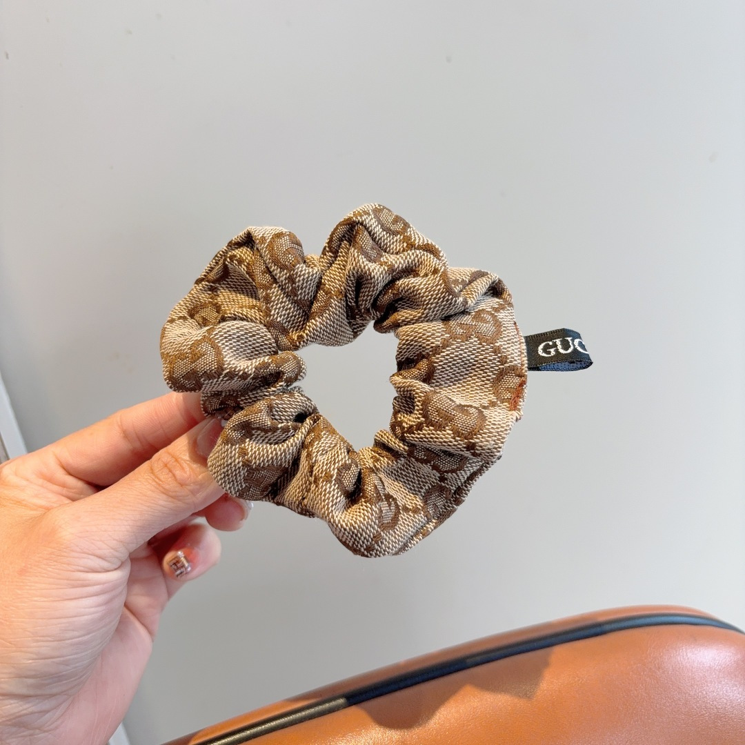 NO:367427,Packaged by Gucci, Double G classic hair ring rubber band, exquisitely comfortable to wear without pressure, a must-have for styling!  Very fashionable and versatile!  A celebrity style. A must-have item hairpins, hairpins, gucci, hairpins19860909配包装 Gucci古奇 双G经典款发圈皮筋 精致佩戴舒适无压力,造型搭配必备！非常时尚百搭！名媛范儿.女神必备单品发夹,发夹,gucci,hairpins,accessory