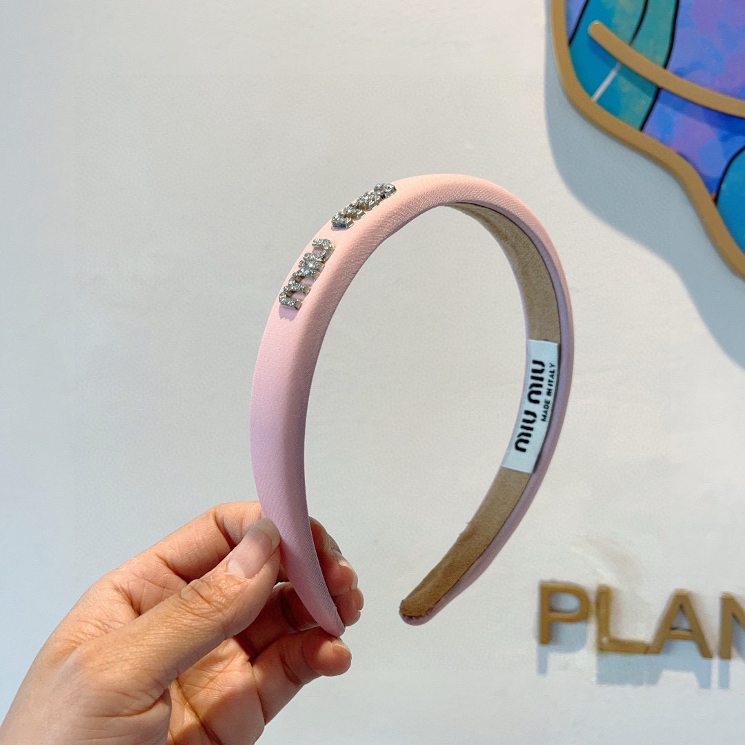 NO:367158,Packaging miumiu latest custom headband, all the details are taken in real photos!  Special fabrics are very textured, classic and timeless, with three colors of black, white and pink. Hairpins, hairpins, miumiu, hairpins19860909配包装 miumiu 缪缪 最新款定制发箍,细节全部实拍！特制面料非常显质感、经典而又永不过时,黑白粉三色.发夹,发夹,miumiu,hairpins,accessory