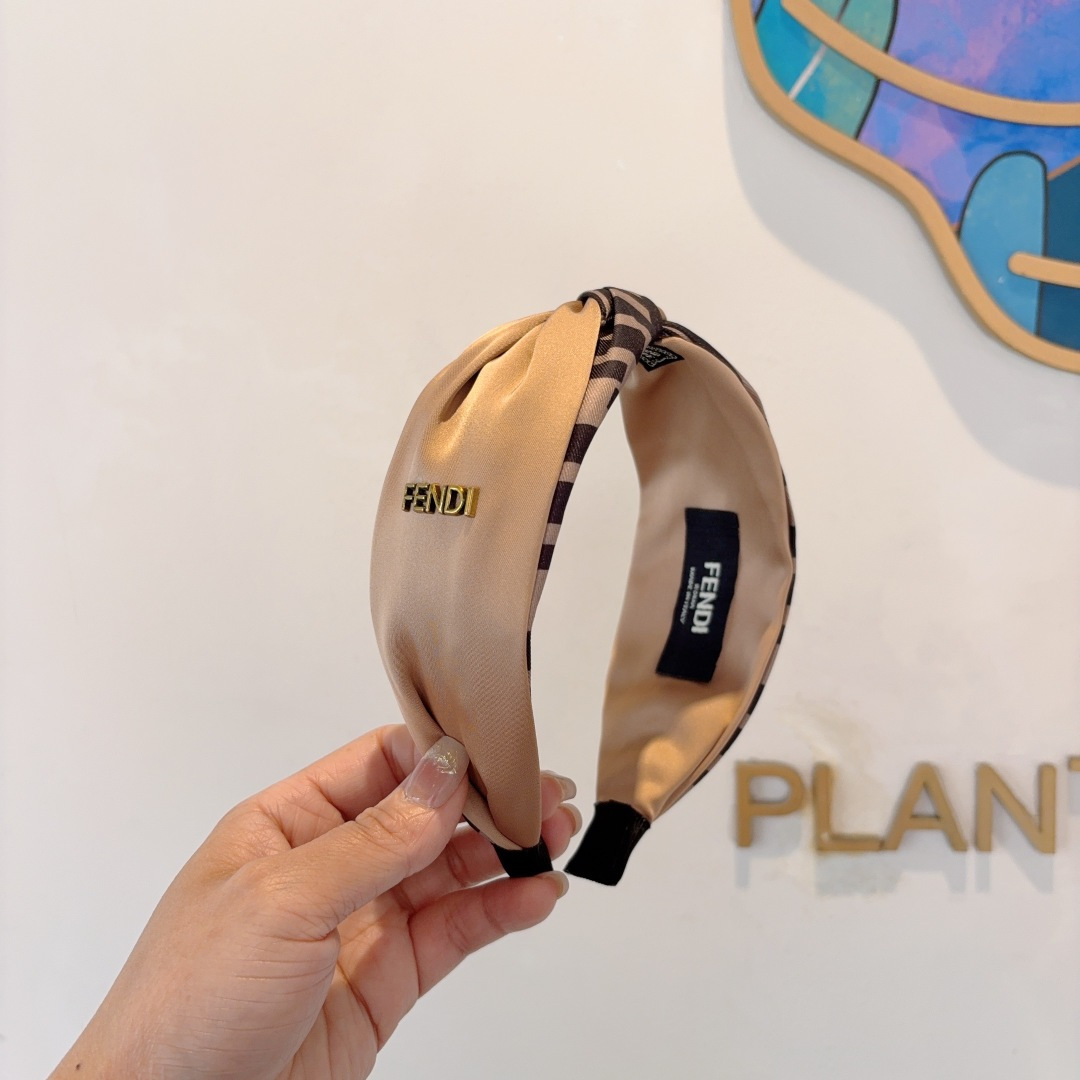 NO:367180,Packaging FENDI Popular new double F headband, wide version of original single headband, simple and versatile, a must-have for trendy women, super high-end!  hairpins, hairpins, fendi, fendi, hairpins19860909配包装 FENDI 芬迪 火爆新款双F发箍,宽版原单头箍, 简约百搭,潮女必备品,超级的高大上！发夹,发夹,fendi,fendi,hairpins,accessory