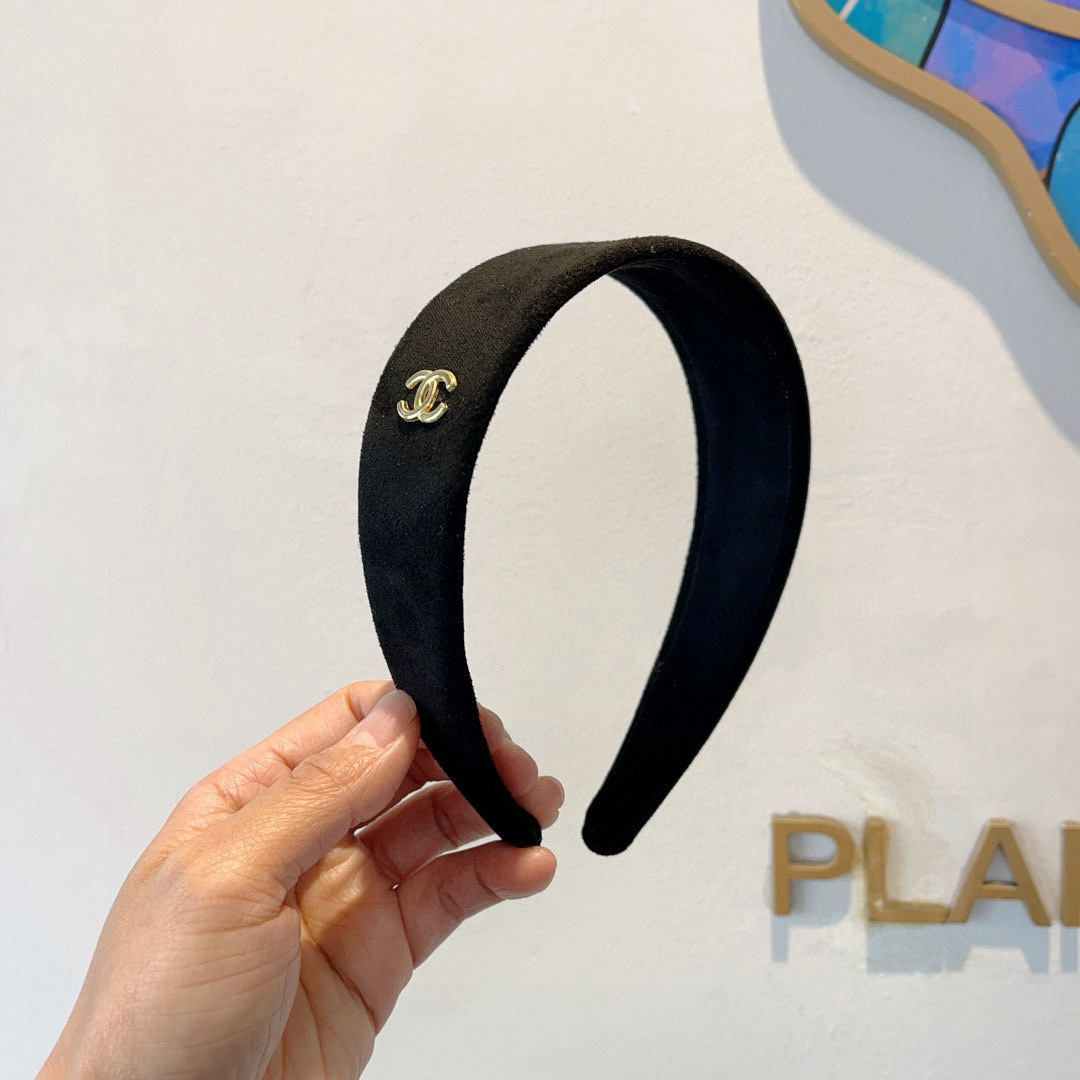 NO:367739,Packaging CHANEL (Chanel) new exquisite letter wide-edge headband, retro internet celebrity popular headband. Paired with high-end materials, super exquisite, fashionable and high-end versatile style. Hairpins, hairpins, chanel, chanel, hairpins19860909配包装 CHANEL（香奈儿）新款精美字母宽边发箍,复古网红爆款头箍 搭配高端材质,超精致,时尚高级感百搭款.发夹,发夹,chanel,chanel,hairpins,accessory