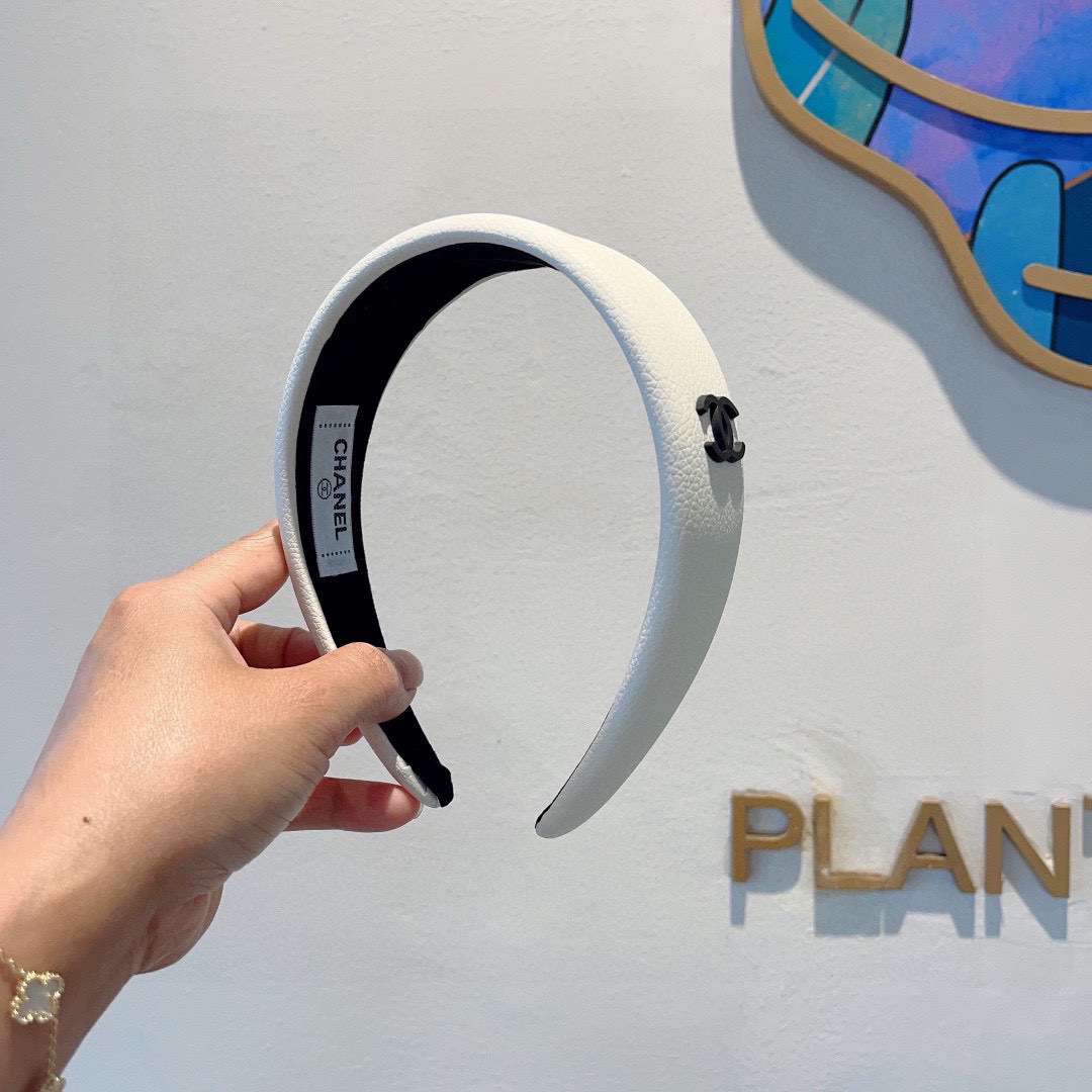 NO:367758,Packaging CHANEL (Chanel) latest lychee pattern leather small fragrance hairband, retro headband, popular internet celebrity products recommended. It is matched with high-end materials, super exquisite, fashionable and versatile. Hairpins, hairpins, chanel, chanel, hairpins19860909配包装 CHANEL（香奈儿）最新款荔枝纹皮小香发箍,复古头箍,网红爆款推荐 搭配高端材质,超精致,时尚百搭.发夹,发夹,chanel,chanel,hairpins,accessory