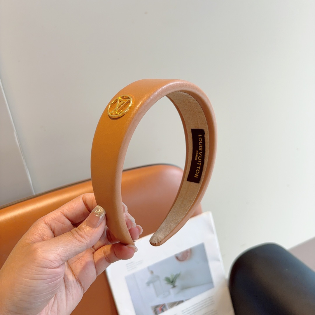 NO:367775,Packaging LV Louis Vuitton New fashion-style sheepskin headband, European and American big-name headband, the latest internet celebrity style is coming to be fashionable and versatile, and goddess must enter!  hairpin, hairpin, louis vuitton, louis vuitton, sheepskin, hairpins19860909配包装 LV 路易威登 新款时尚风羊皮发箍,欧美大牌头箍,网红最新款来袭时尚百搭,女神必入！发夹,发夹,louis vuitton,louis vuitton,sheepskin,hairpins,accessory