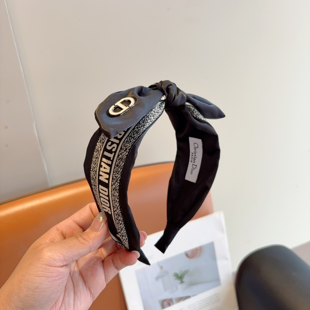 NO:367780,Packaging Dior (Dior) Popular new bow hairband, original counter stock, let your charm bloom, the fresh lady style makes fashion simpler. Hairpins, hairpins, dior, dior, hairpins19860909配包装 Dior（迪奥） 火爆新款蝴蝶结发箍,专柜原单货,让你的魅力绽放 清新淑女范让时尚更简单.发夹,发夹,dior,dior,hairpins,accessory
