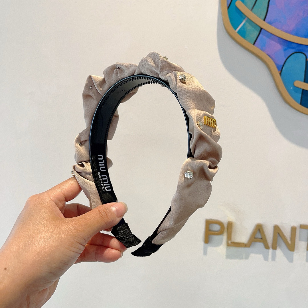 NO:367800,Packaged with miumiu New Korean version of satin pleated letter headband, all the details are shot!  Rhinestone special fabric is very textured, classic and never out of time hairpins, hairpins, miumiu, hairpins19860909配包装 miumiu 缪缪 新款韩版缎面褶皱字母发箍,细节全部实拍！水钻特制面料非常显质感、经典而又永不过时发夹,发夹,miumiu,hairpins,accessory